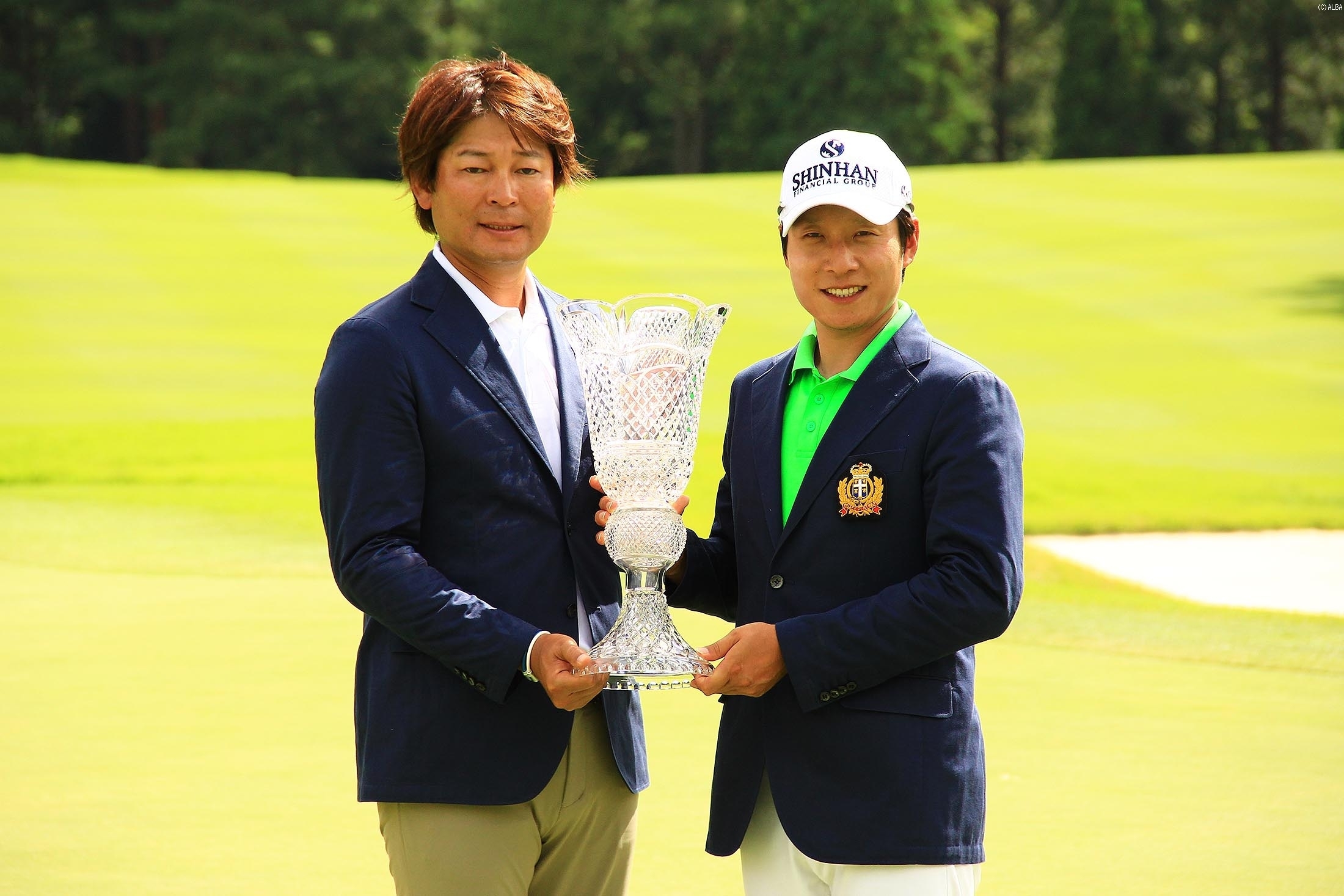 今季これで早くも2勝目!大会主催のジンコーポレーション社長・高橋仁氏からカップが贈呈された(撮影:ALBA)