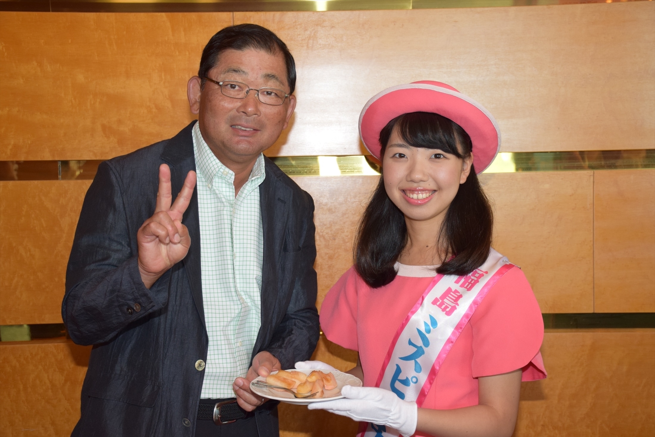 中嶋とミス・ピーチの片桐彩花さん＜大会提供＞
