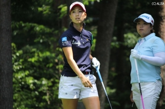 1打差2位と好位置につける上田桃子（撮影：ＡＬＢＡ）