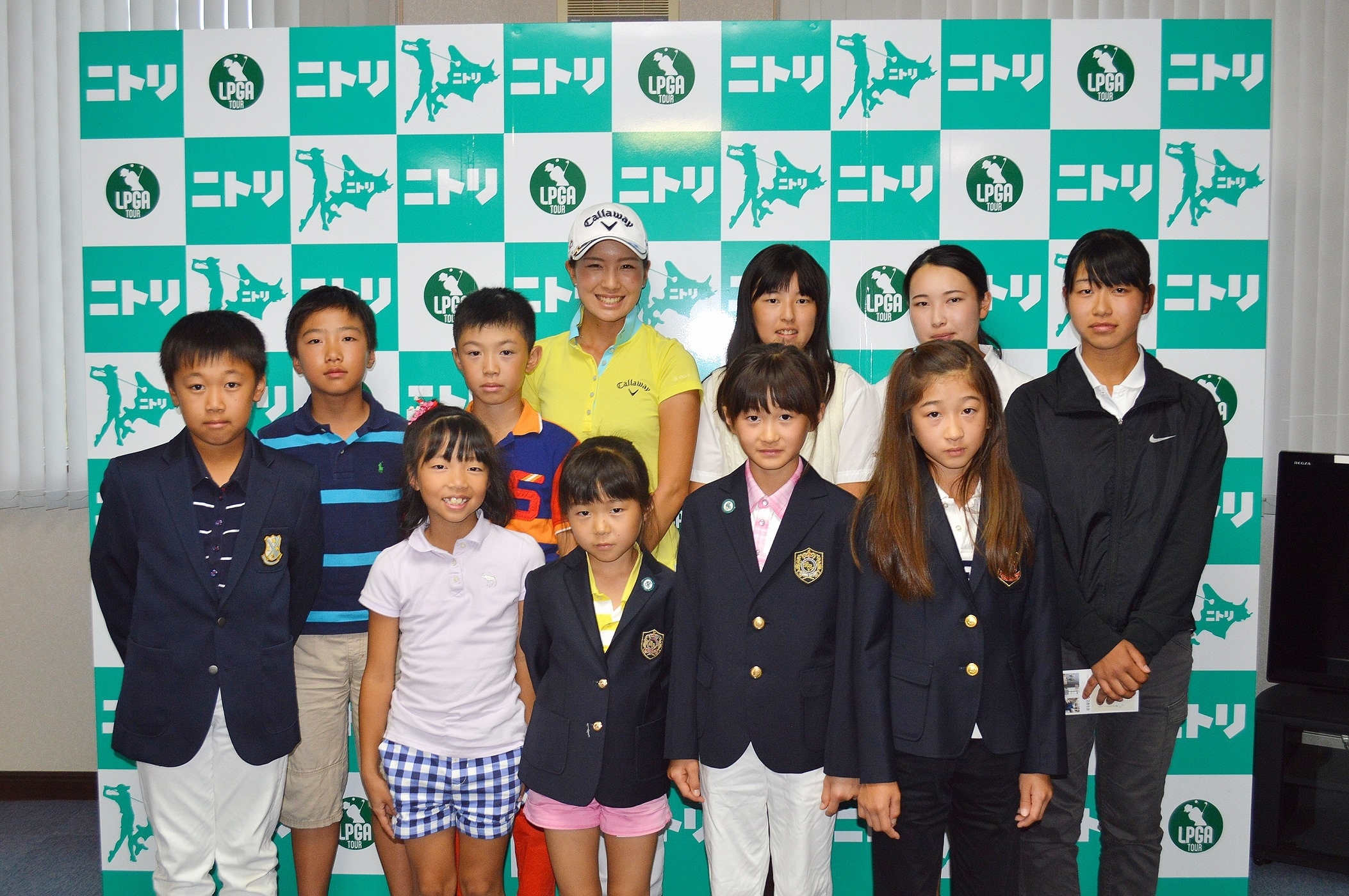 地元のジュニアゴルファーとつかの間の休息を楽しんだ藤田光里（提供：大会広報）