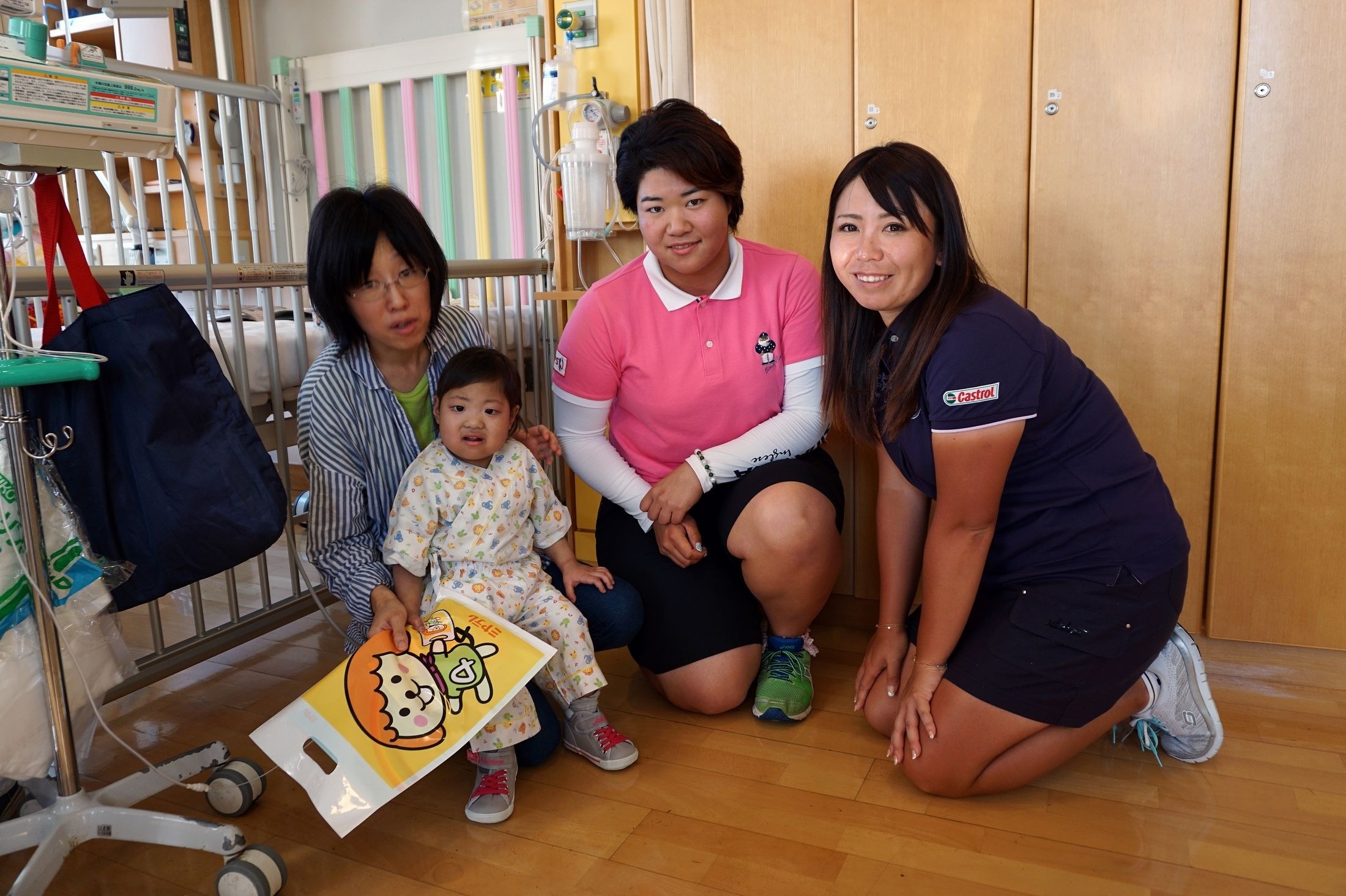 プロは2人1組に別れ子供たちと触れ合った＜提供：大会事務局＞