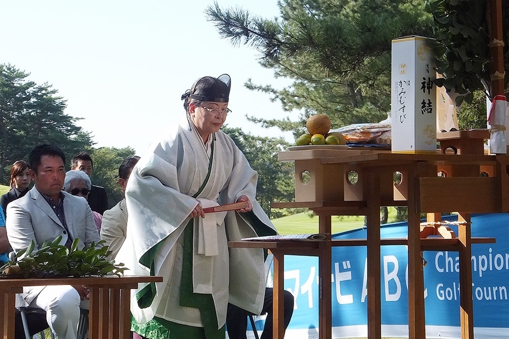 17番にある祠で神主さんを呼んで必勝祈願!小田は神妙な顔つき<提供:大会事務局>
