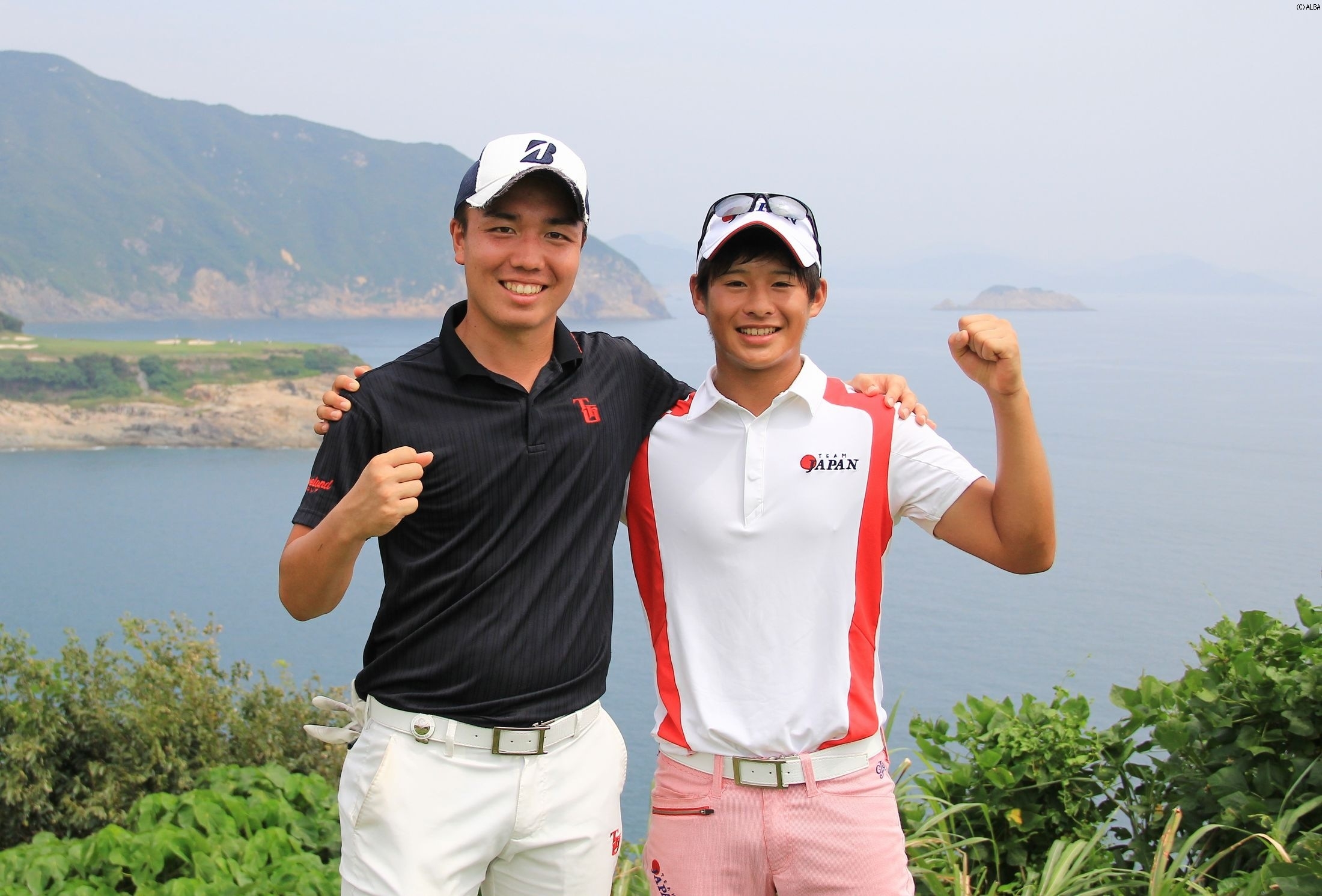片岡尚之(右)とともにポーズを決める小西健太(左)(撮影:ALBA)