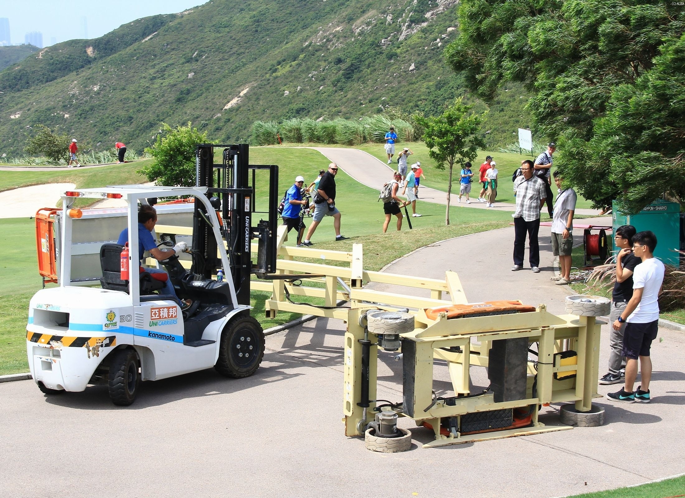 強風により倒れたリフトカー　海沿いの高台にあるコースは風の影響をもろに受ける