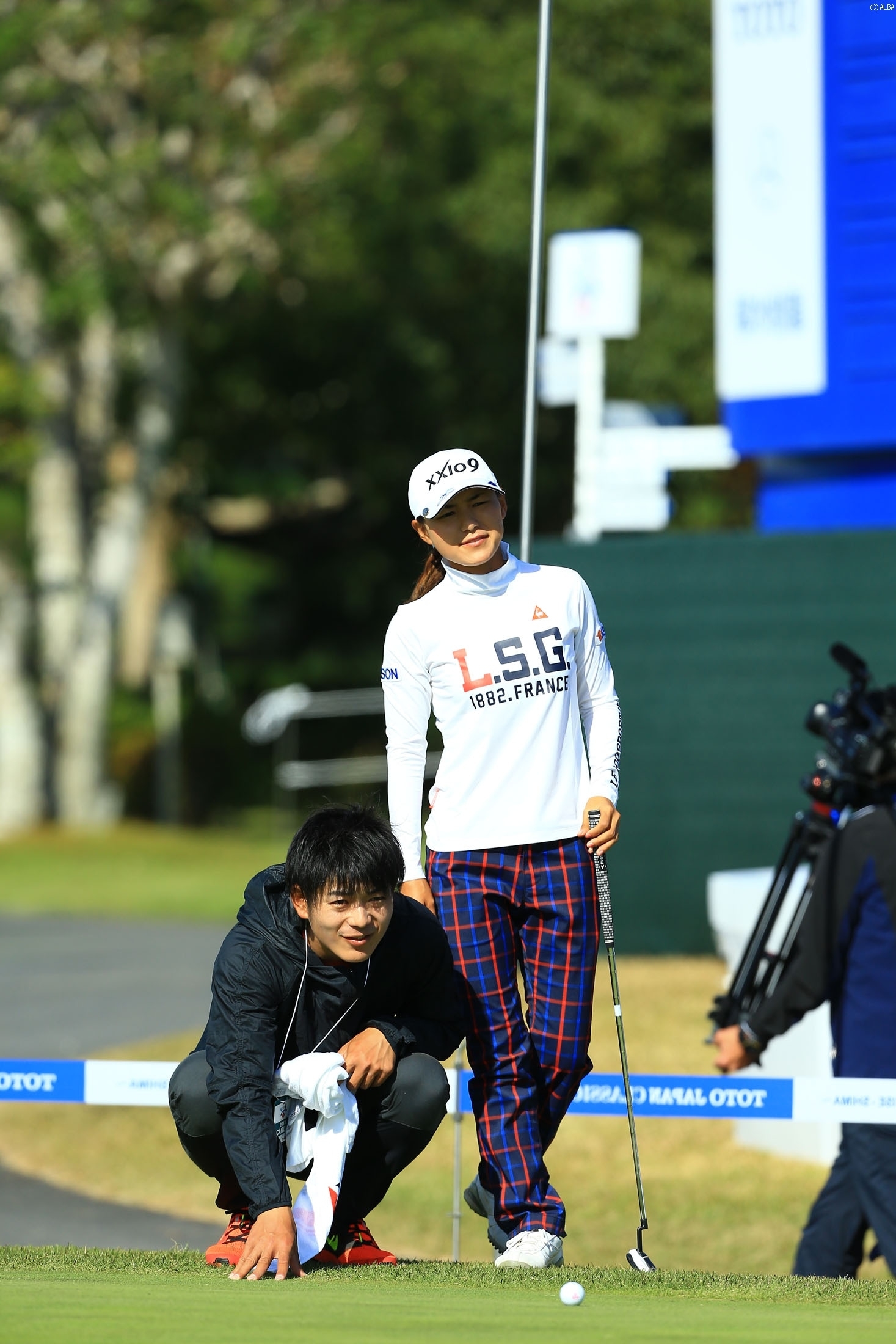 新キャディと最終調整を行う横峯さくら（撮影：福田文平）