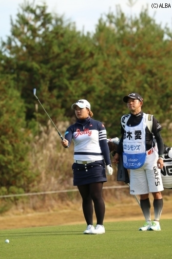 単独首位に躍り出た鈴木愛！（撮影：ALBA）