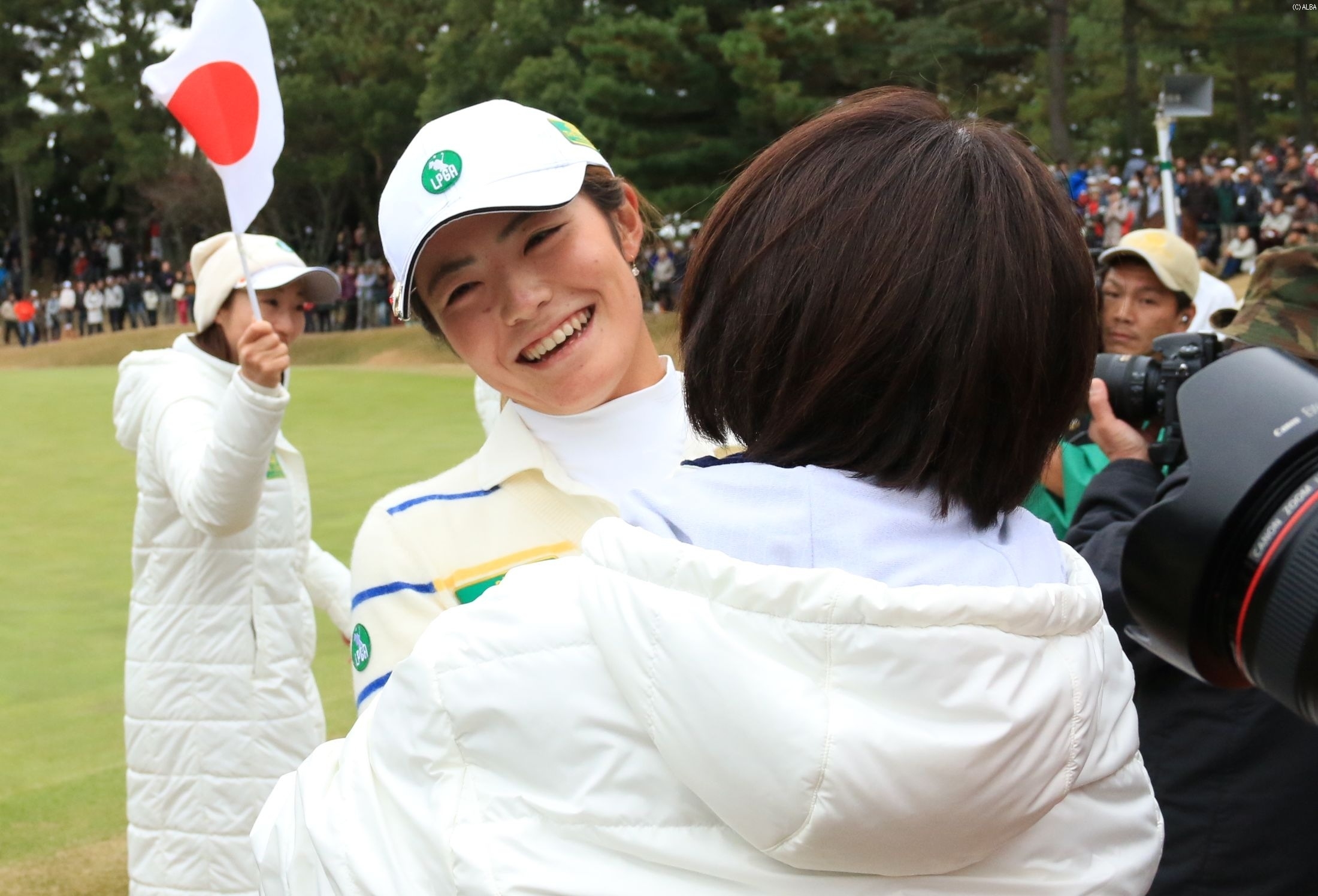 勝利を決めるバーディフィニッシュで小林会長と抱き合う渡邉彩香（撮影：ALBA）