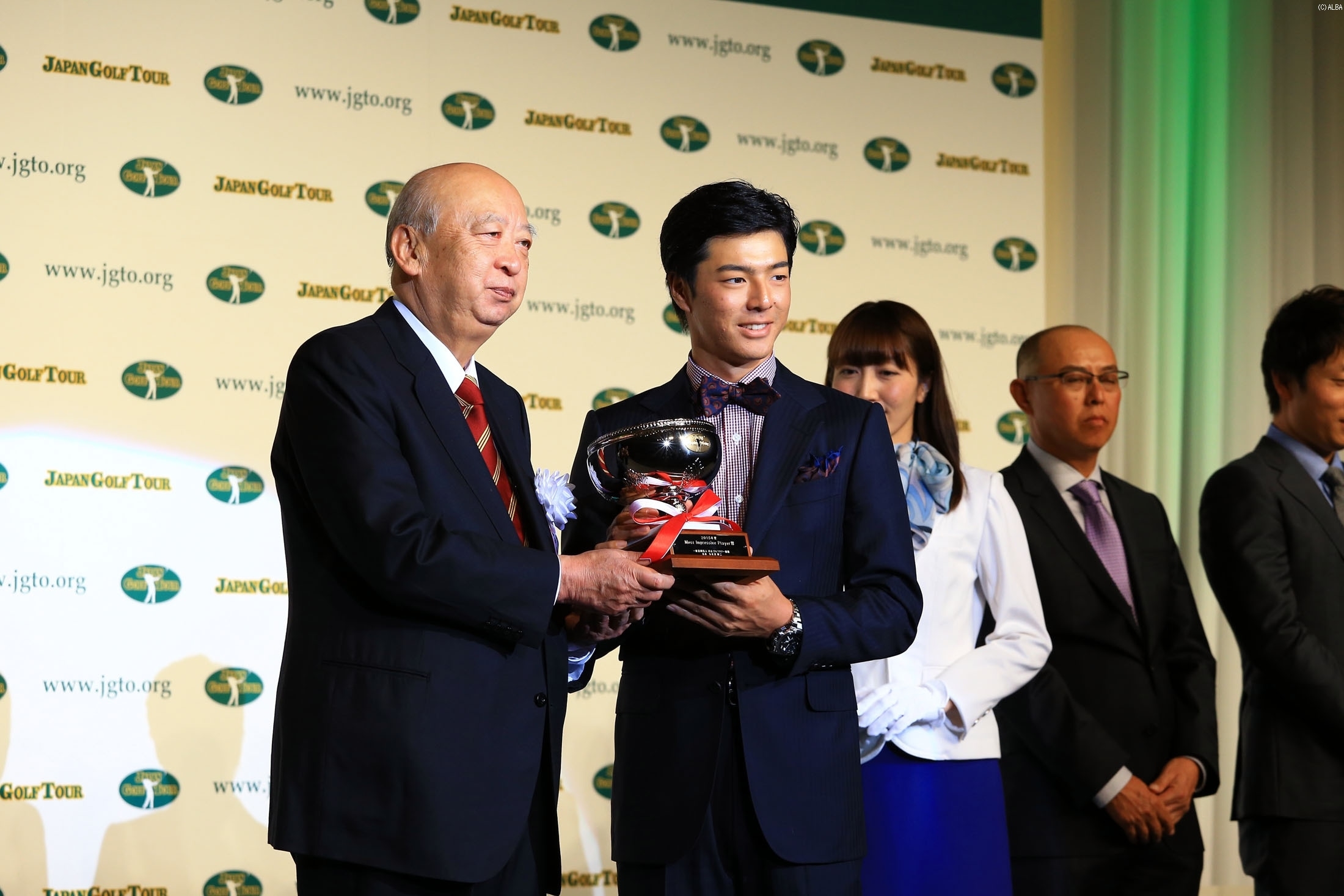 海老沢会長からMIPトロフィを受け取る石川遼（撮影：福田文平）
