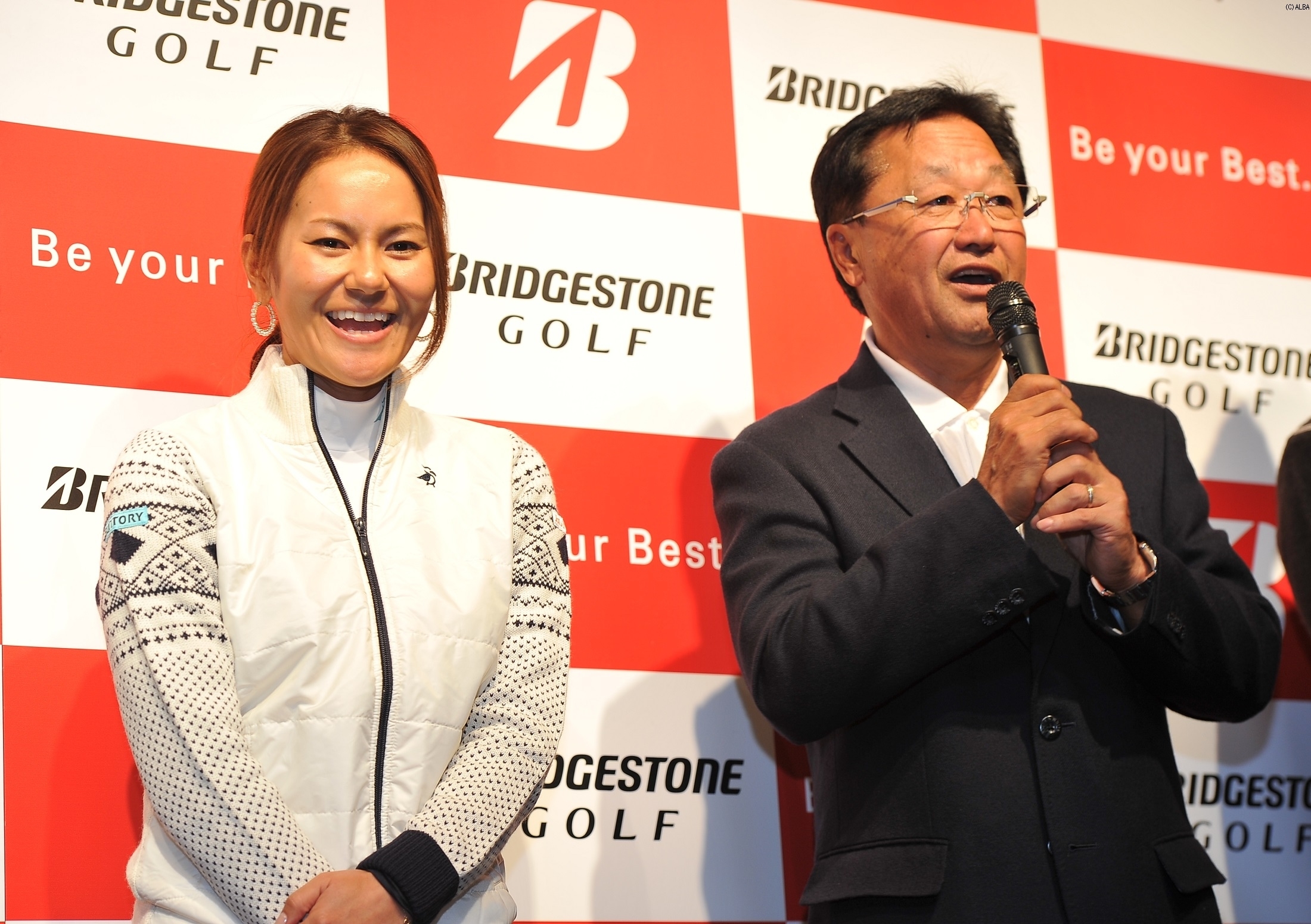 ブリヂストンのファン感謝イベントでホールインワンを見せ、笑顔を見せる宮里藍（撮影・山代厚男）（撮影：ALBA）