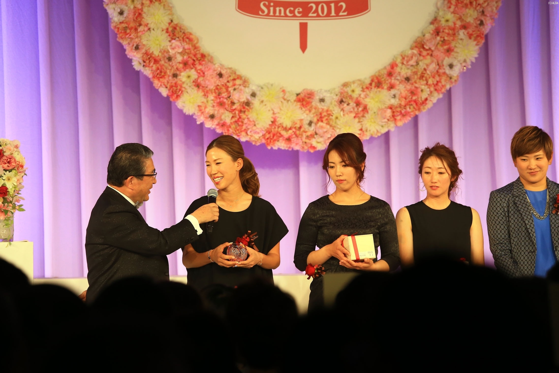 表彰式では笑顔を見せつつも国内女子ツアーの現状を厳しく見据える（撮影：福田文平）
