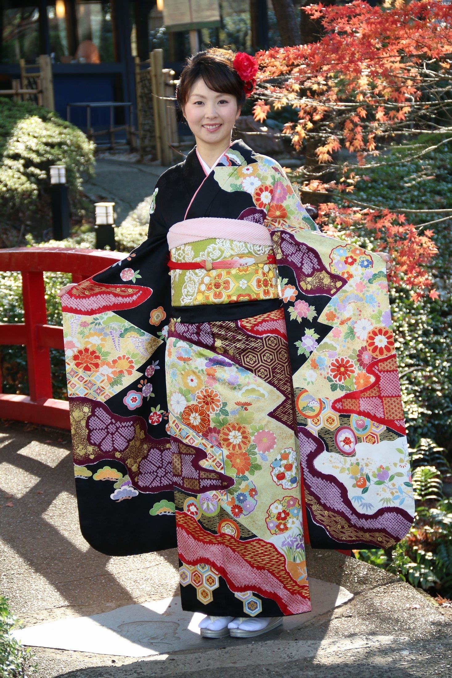艶やかな黒の着物に身を包んだ菊地（撮影：ALBA）