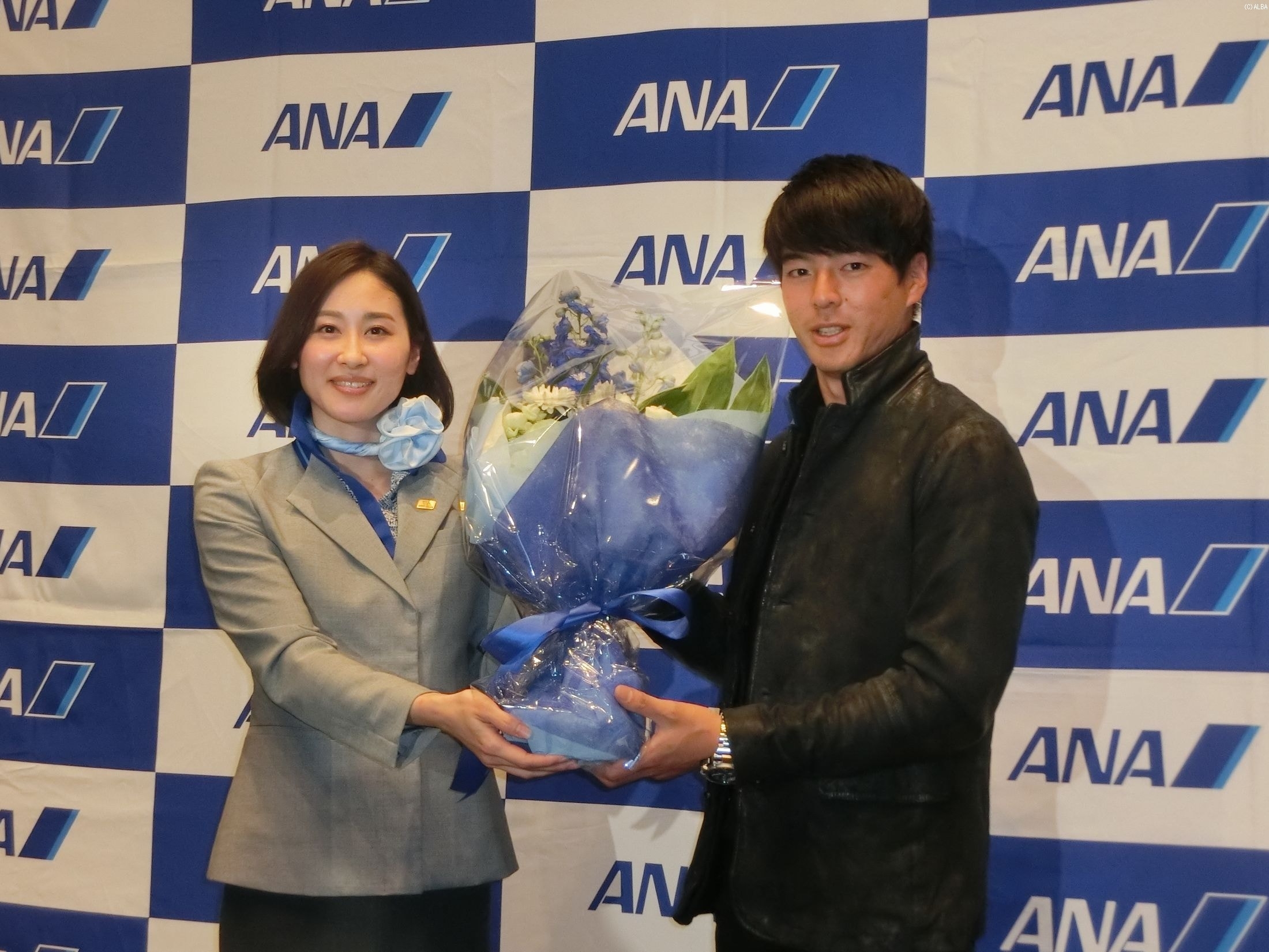 ANAのキャビンアテンダントから花束を贈られる石川遼（撮影：ALBA）
