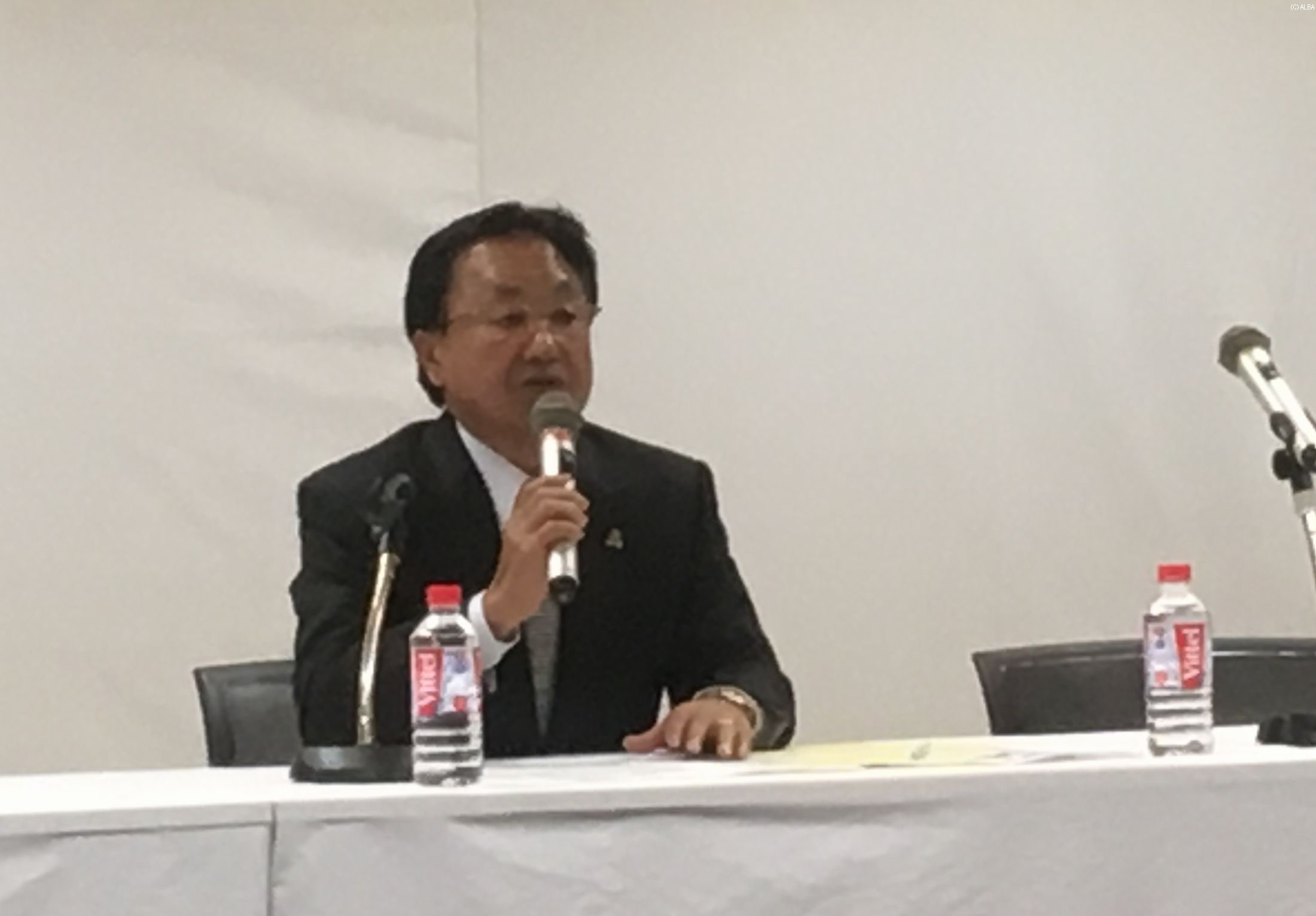 シニアツアーの日程を発表する倉本昌弘会長