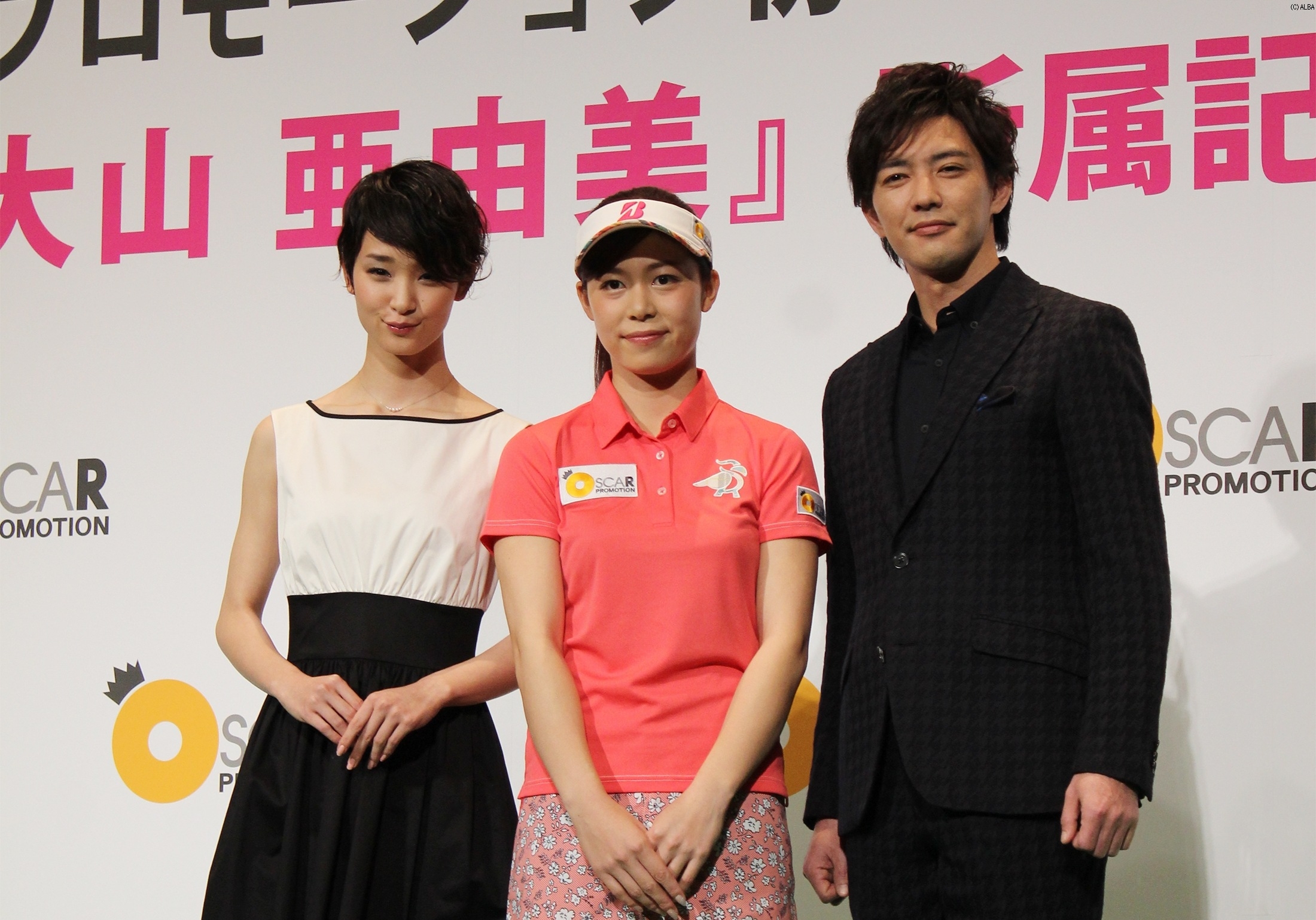 事務所の先輩2人に祝福を受ける大山亜由美（撮影：ALBA）