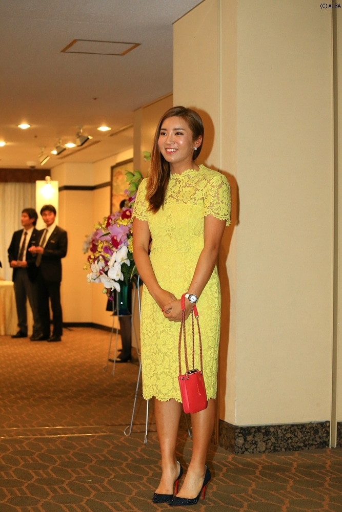 昨年の賞金女王イ・ボミは鮮やかな黄色のドレスで登場（撮影：福田文平）