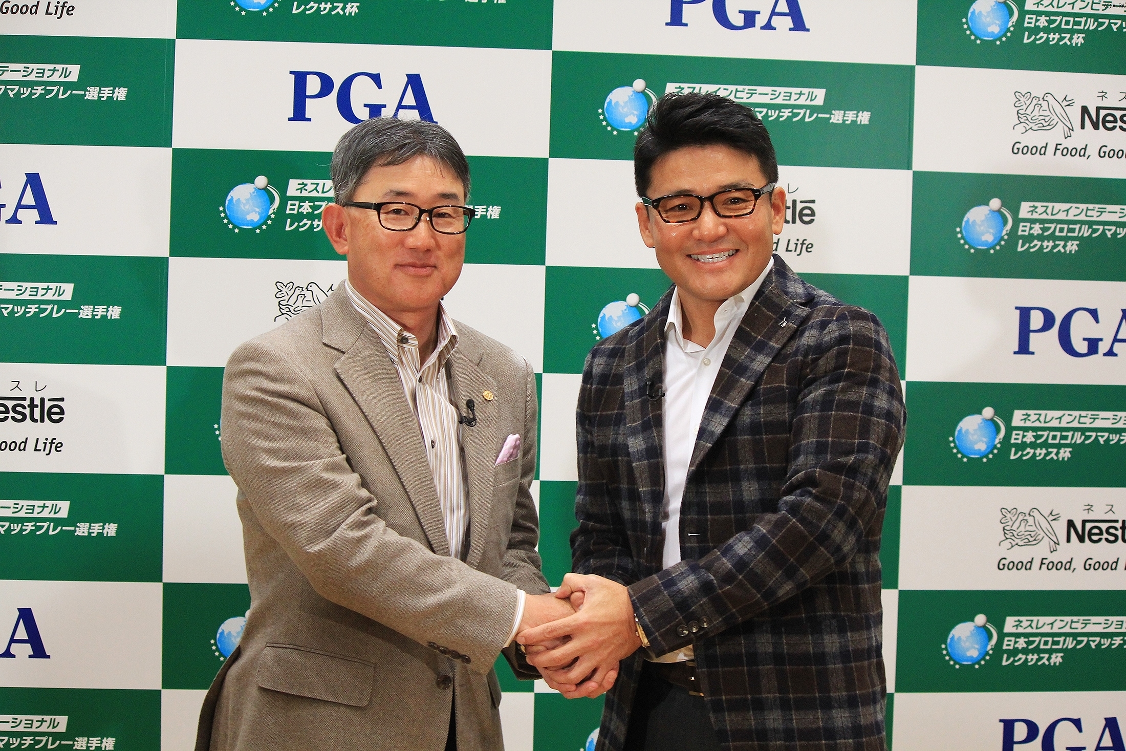 高岡浩三氏とがっちり握手を交わす丸山茂樹(撮影:ALBA)