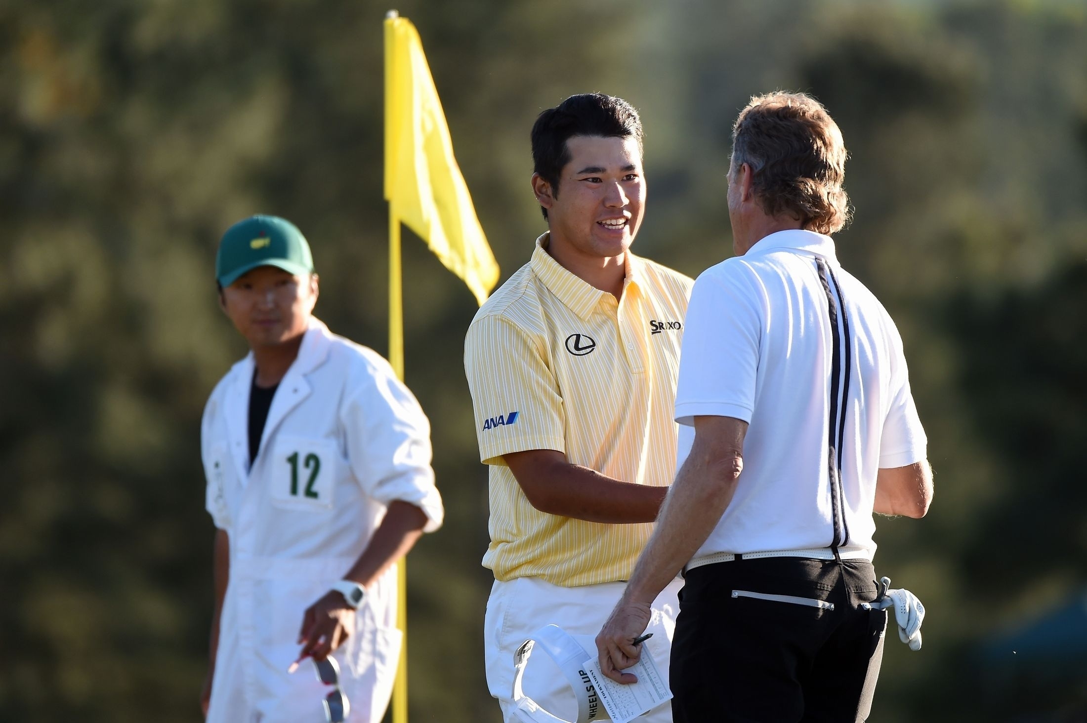 松山は7位タイでフィニッシュ、同組のランガーと握手をかわす（撮影：GettyImages）
