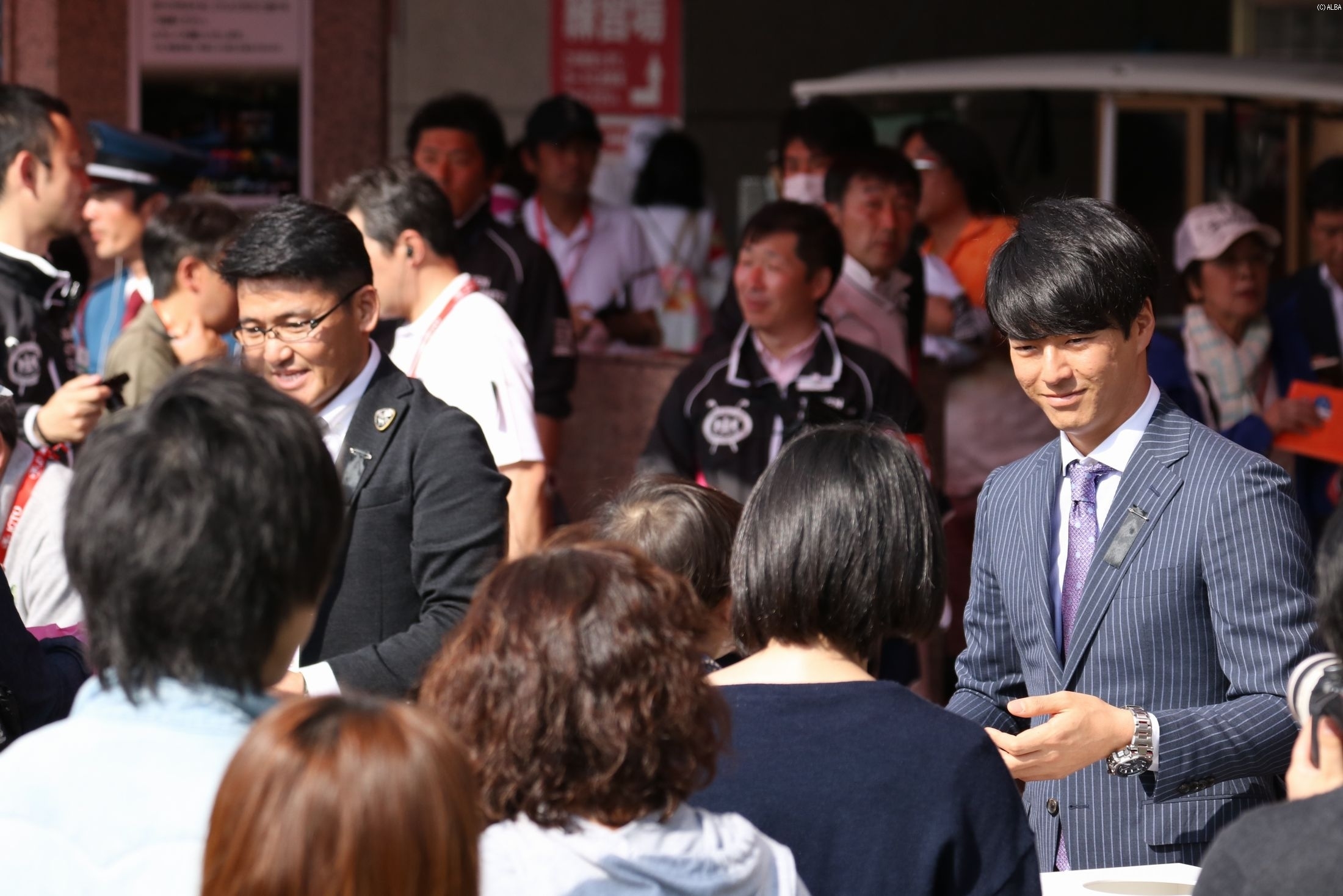 チャリティサイン会に出席した解説の石川遼（右）と丸山茂樹（左）（撮影：ALBA）