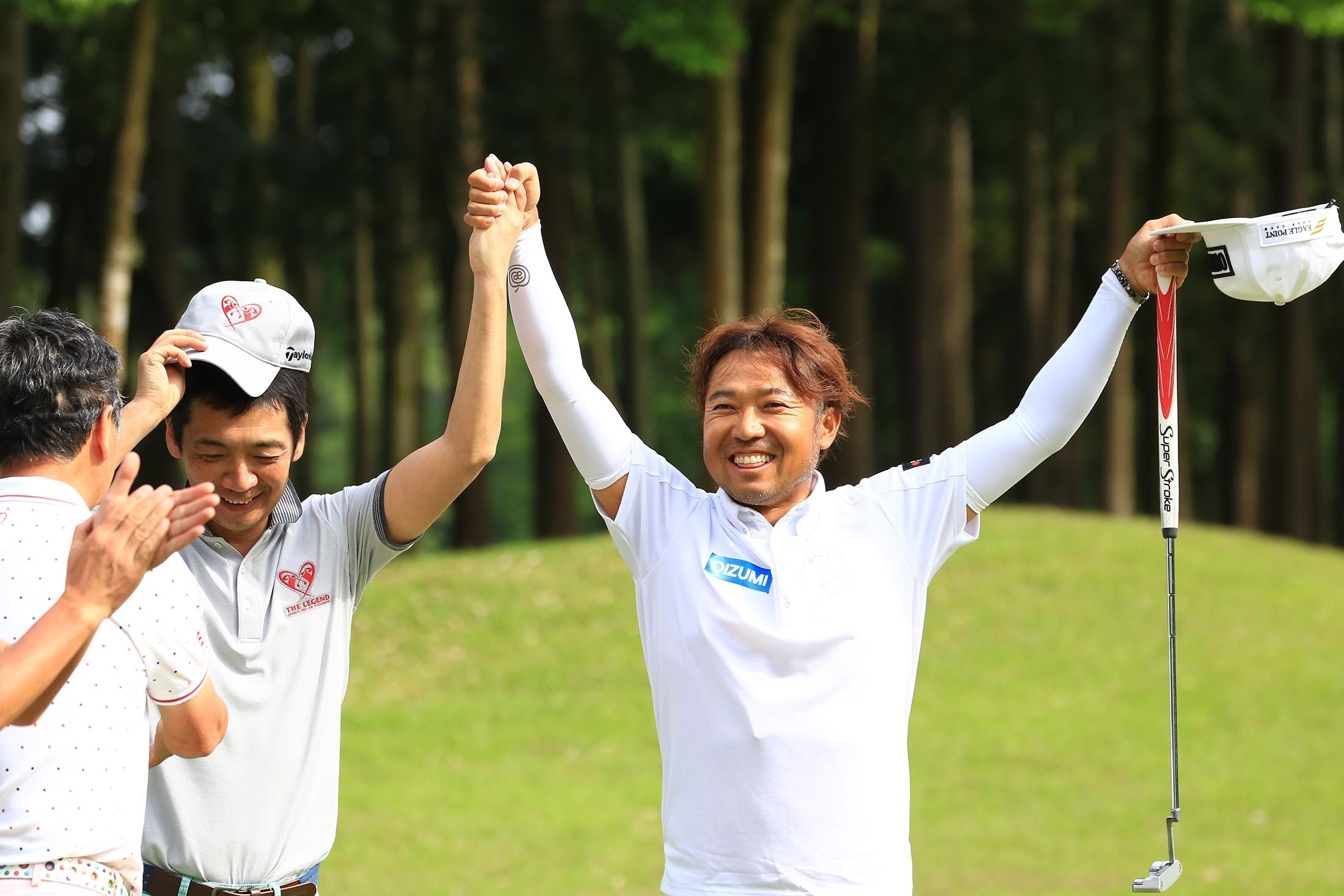 レジェンドプロアマ優勝を決めてガッツポーズする片山晋呉(撮影:ALBA)