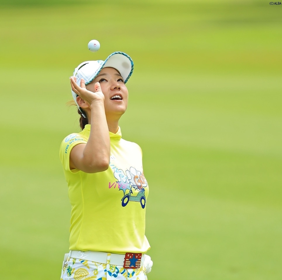 リラックスムードで最終調整を行う有村智恵（撮影：米山聡明）