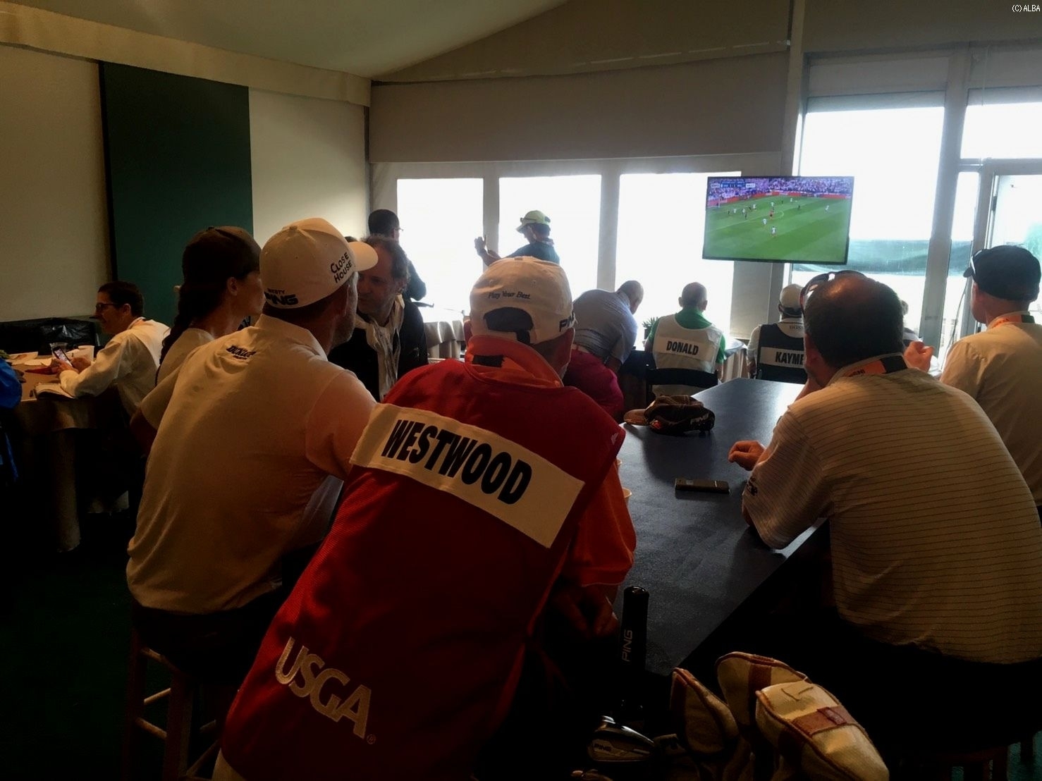 イングランド勢はダイニングに避難してユーロ観戦（撮影：ALBA）