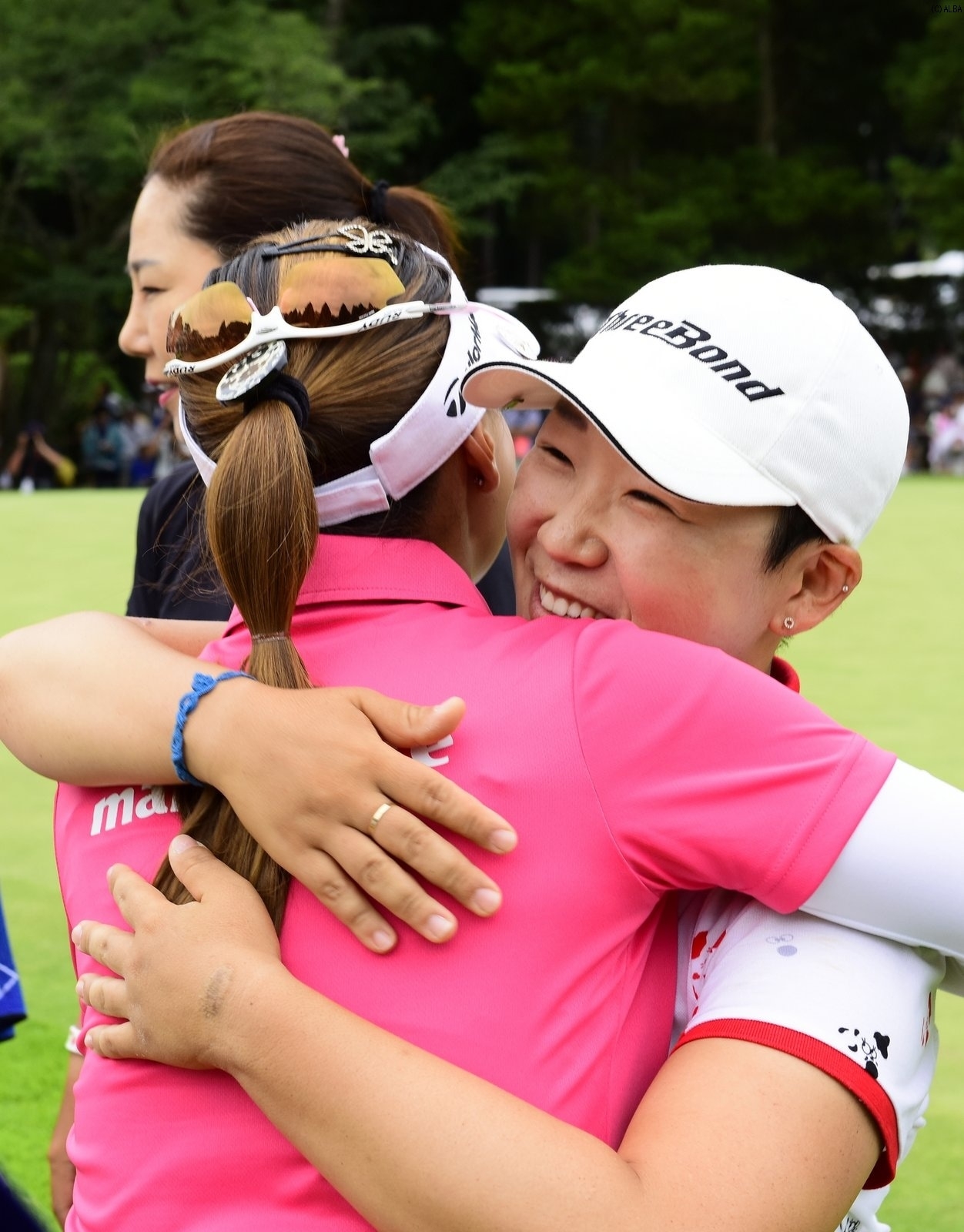3連覇を達成し、グリーン上で韓国勢の仲間から祝福を受けるジエ（撮影：上山敬太）
