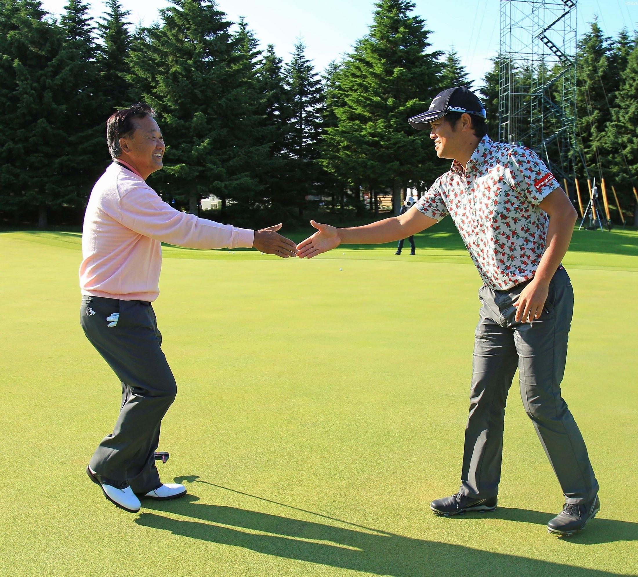 ä¼å¿ã®ã©ã¦ã³ãã«PGAåæ¬æå¼ä¼é·ã¨æ¡æãäº¤ããæ­¦è¤ï¼æ®å½±ï¼ç±³å±±è¡æï¼