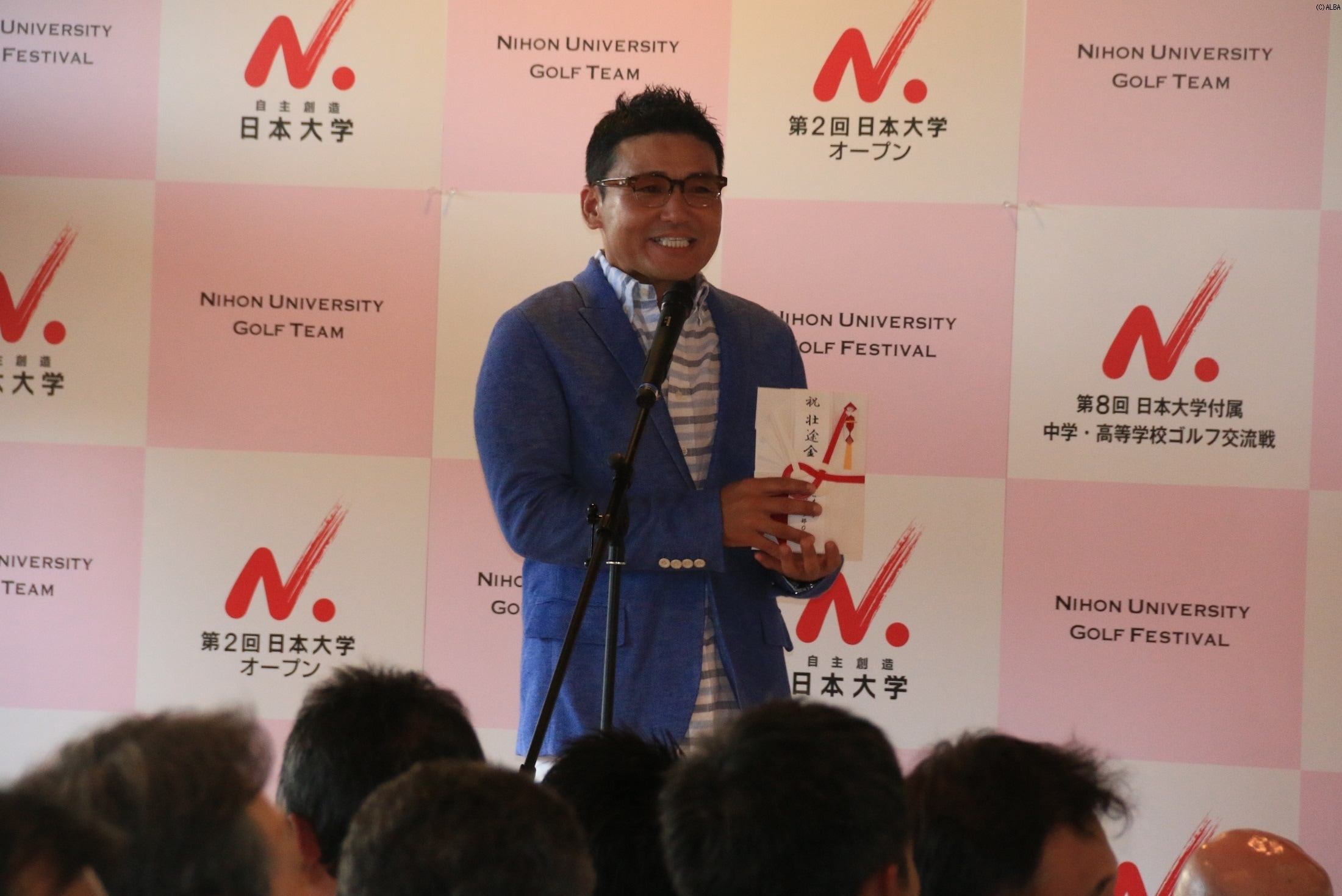 日本大学ゴルフ部OB会から壮途金を受け取ったALBA（撮影：ALBA）