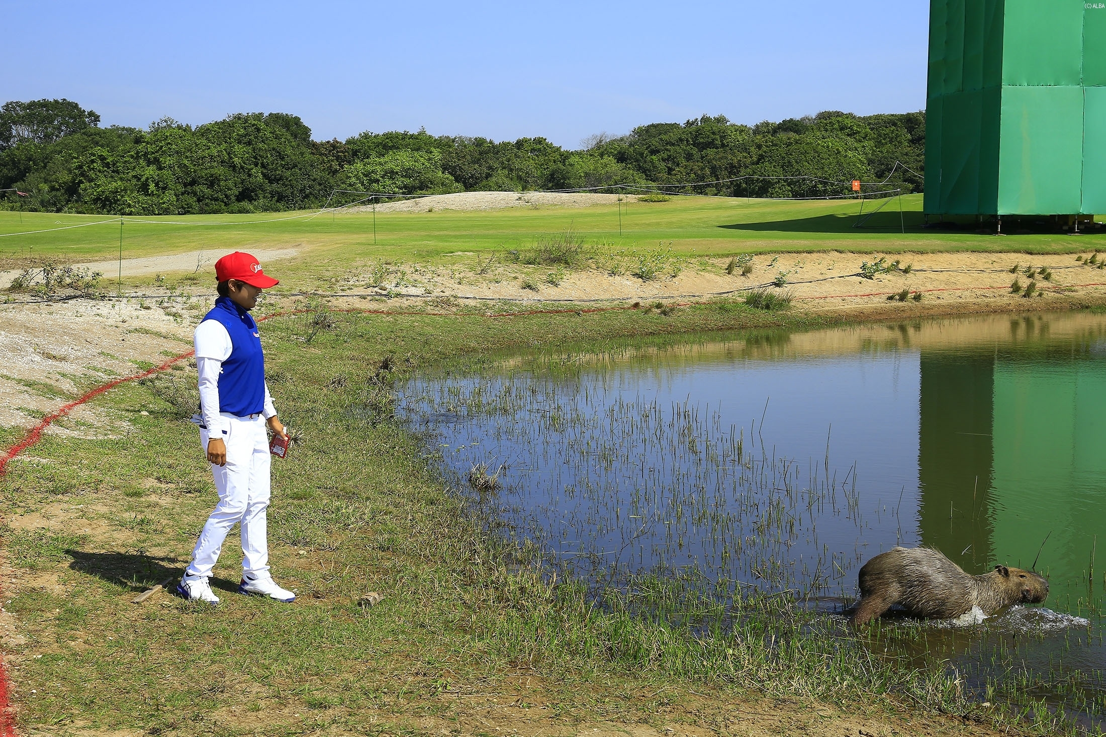 野村、カピバラと触れ合おうとするも逃げられてしまった（撮影：福田文平）