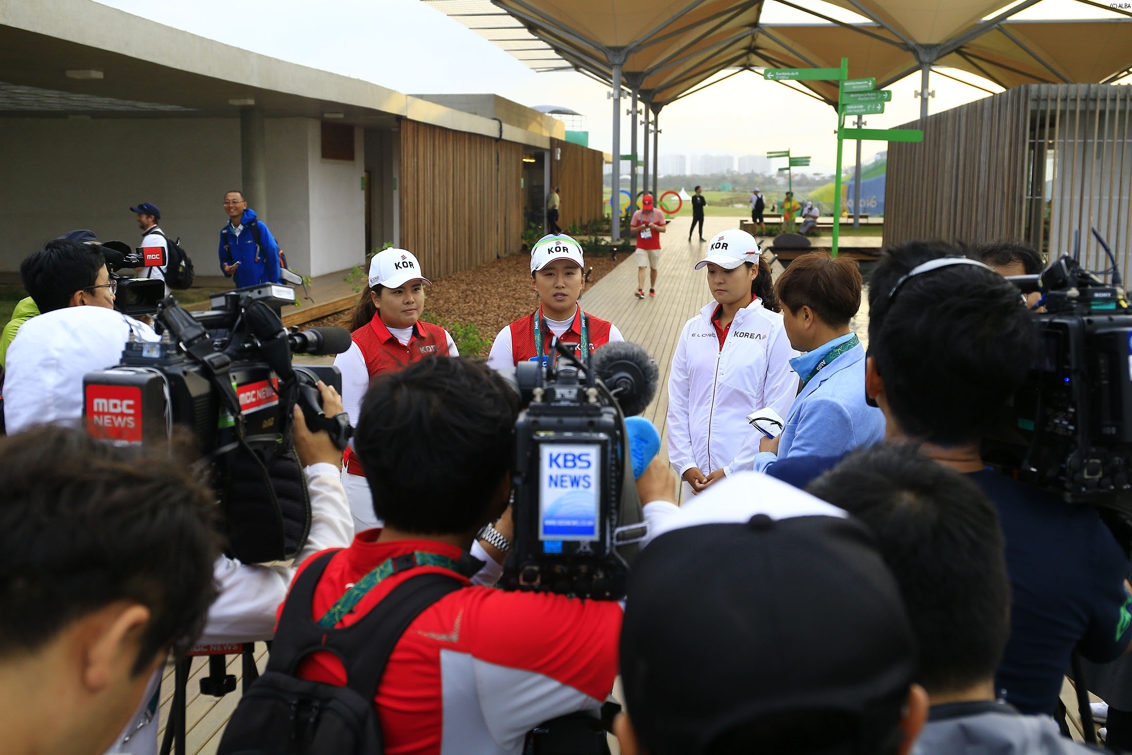インタビューを受ける韓国勢 今大会唯一4人が出場する（撮影：福田文平）