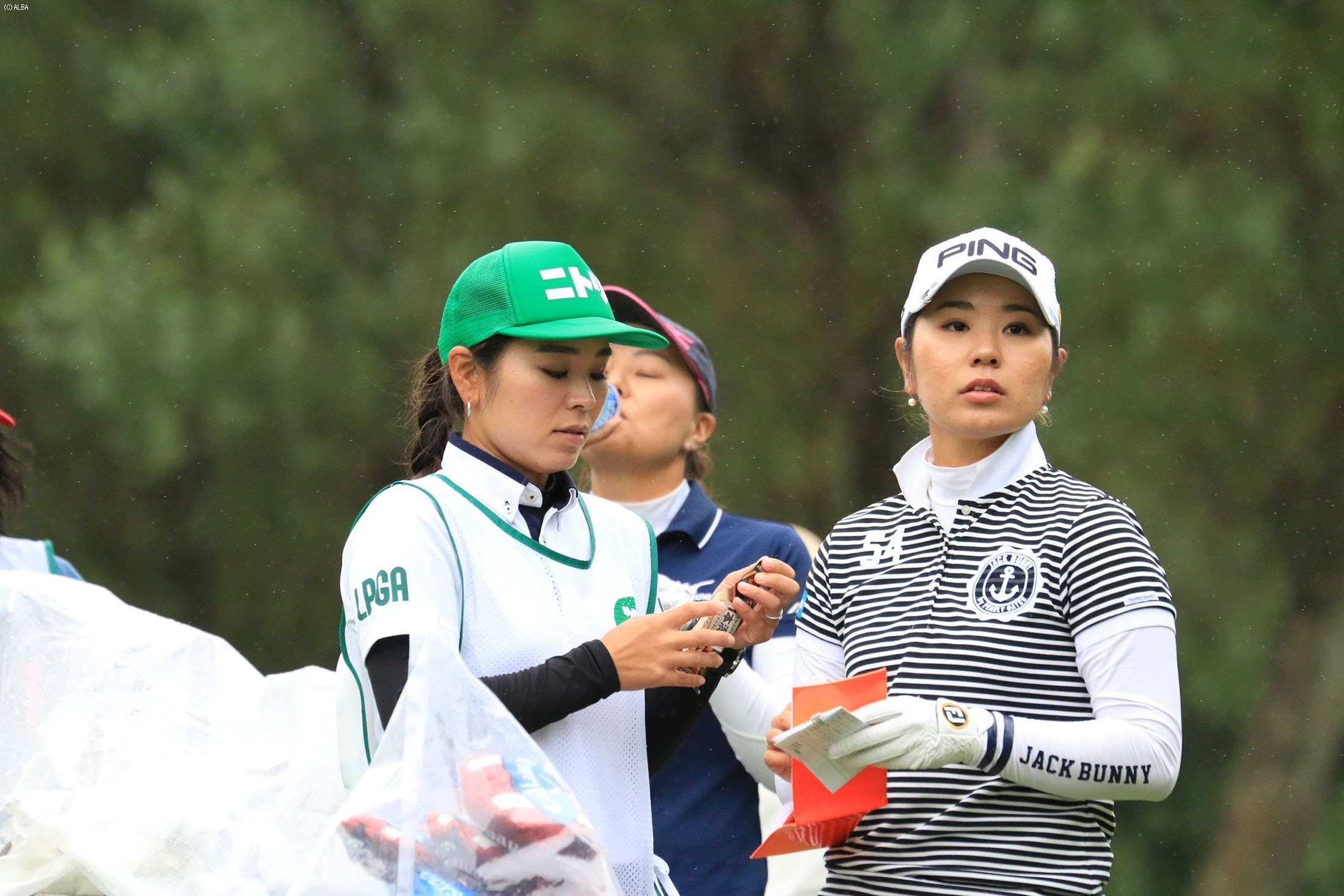 比嘉、今週はゴルフ経験0の姉の久美子さんとのコンビを組んでいる（撮影：ALBA）