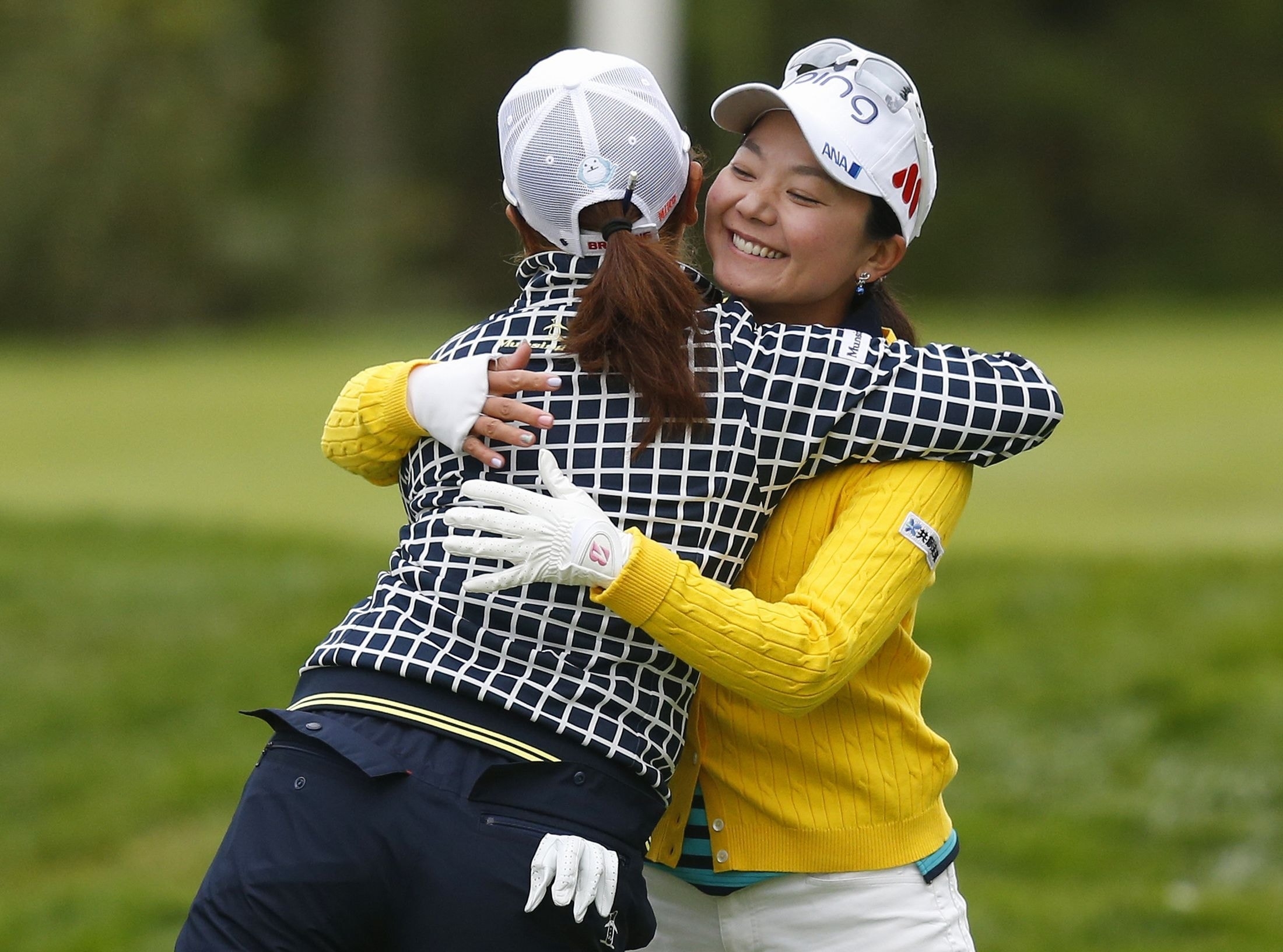 ホールインワンを達成し同組の宮里美香と抱き合う上原彩子（撮影：GettyImages）