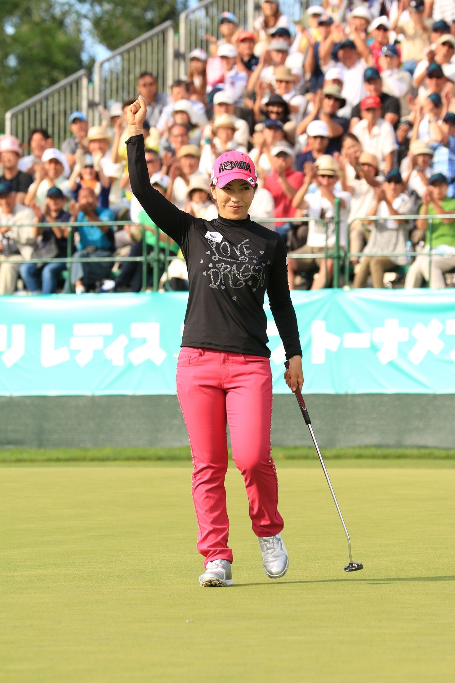 優勝を決めて右こぶしを突き上げる笠りつ子 目標突破も目の前だ（撮影：ALBA）