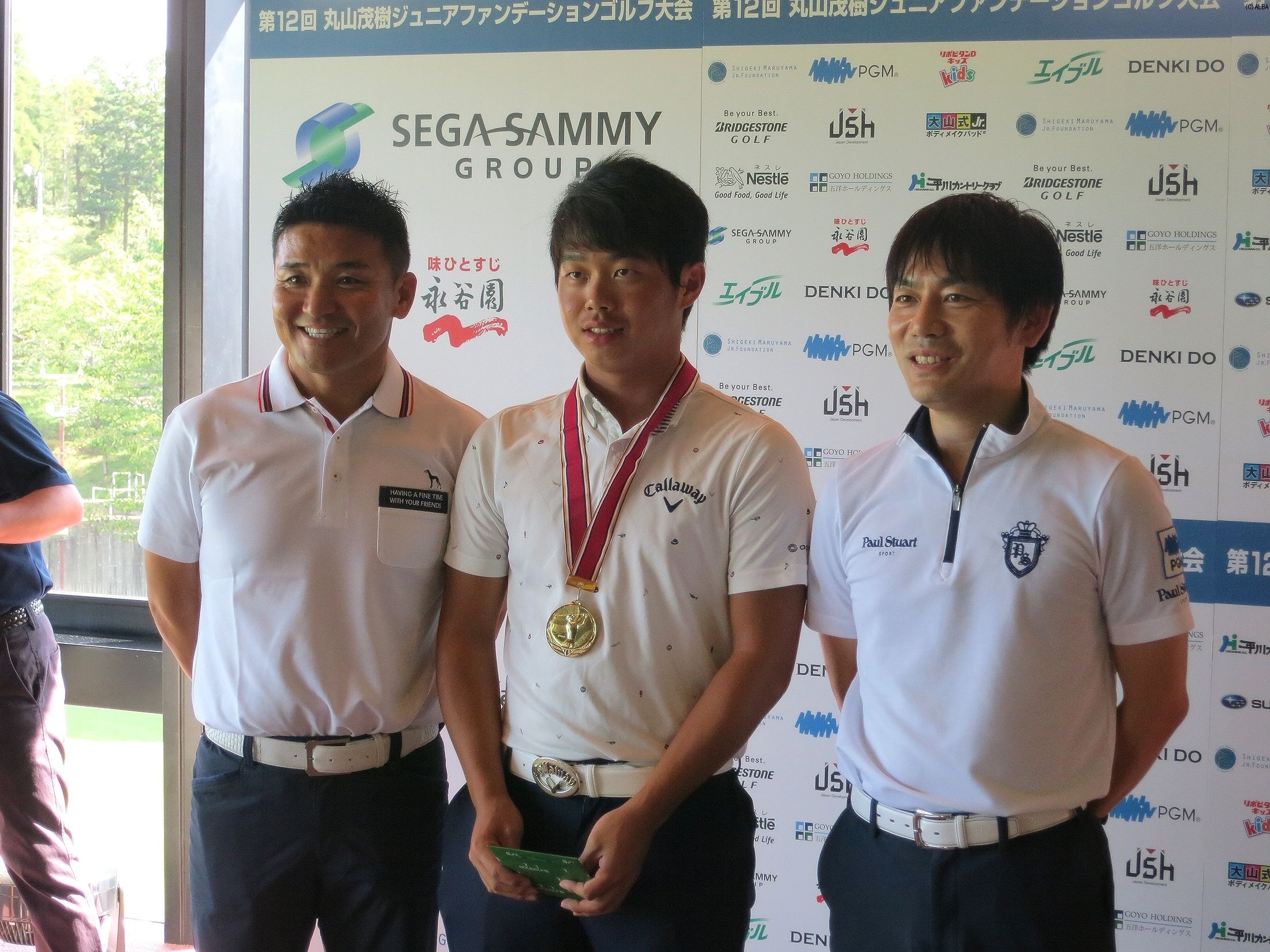 左から代表理事の丸山茂樹、中学男子の部優勝者の田中章太郎、理事の内藤雄士（撮影：ALBA）