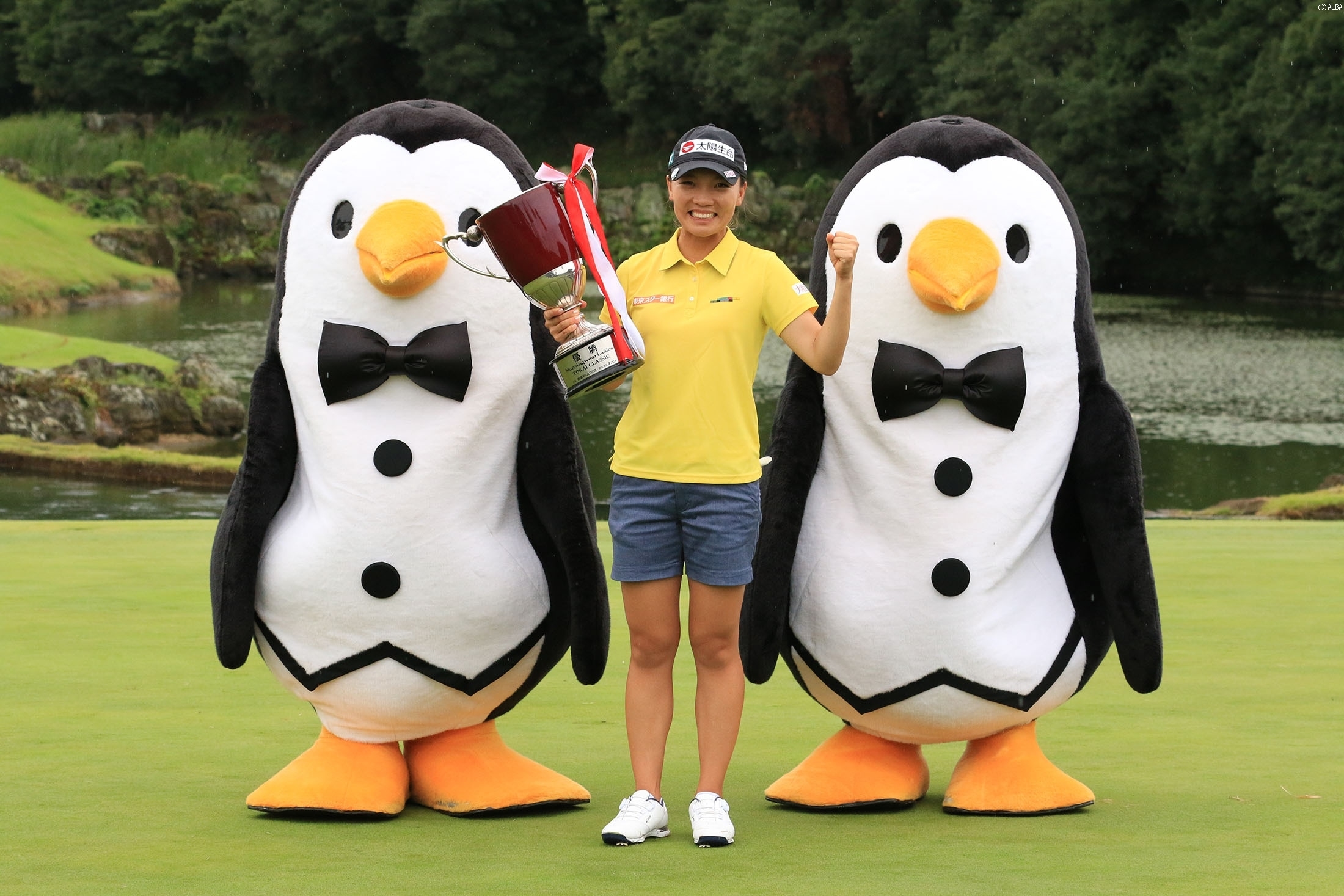 今季2勝目の証を掲げ、誇らしげなテレサ・ルー（撮影：秋田義和）
