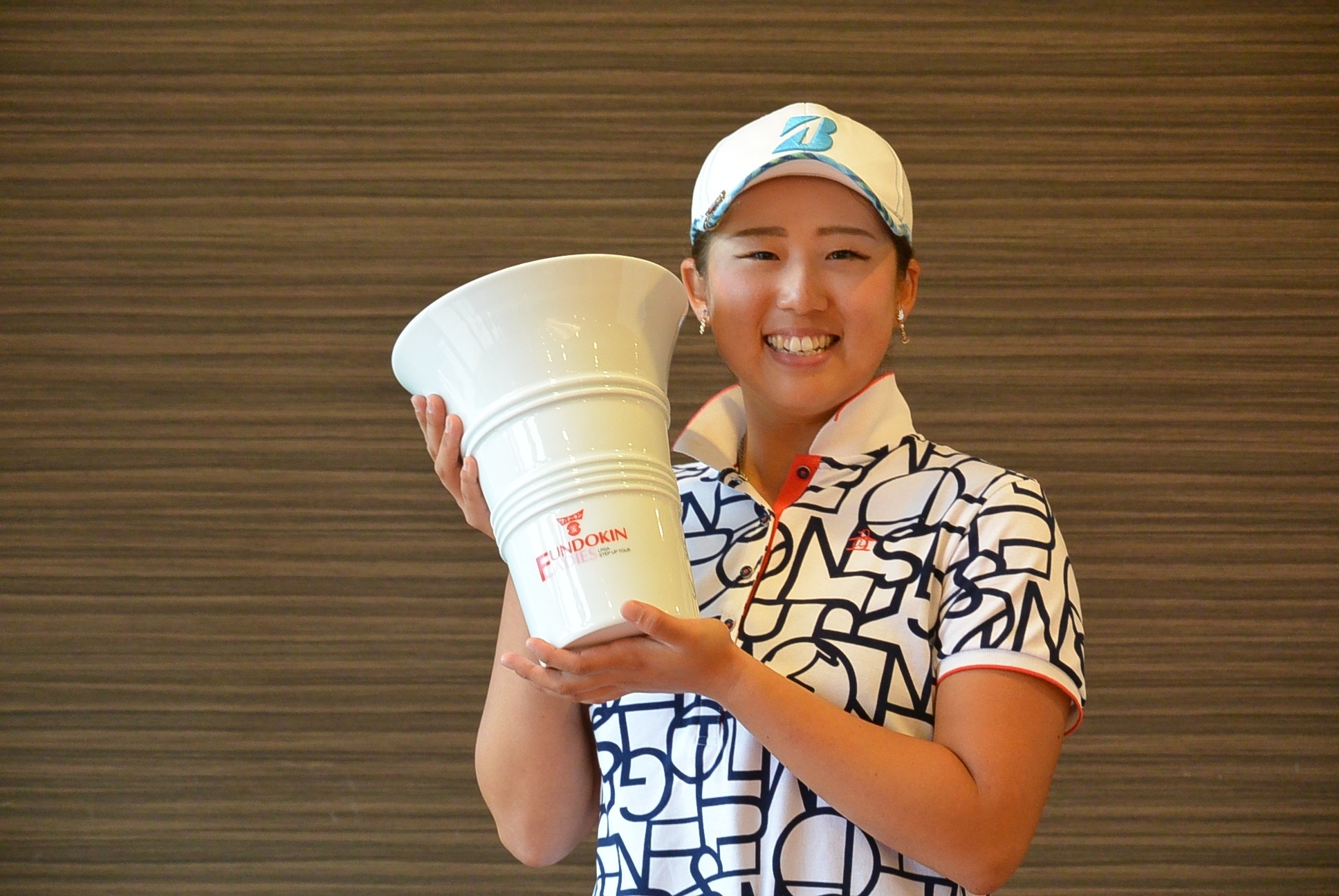 ステップアップツアー初優勝の照山亜寿美（写真は大会事務局提供）