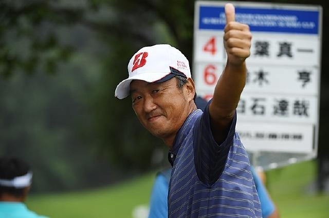 ホールインワンを達成して観客の声援に応える秋葉真一（写真・PGA提供）