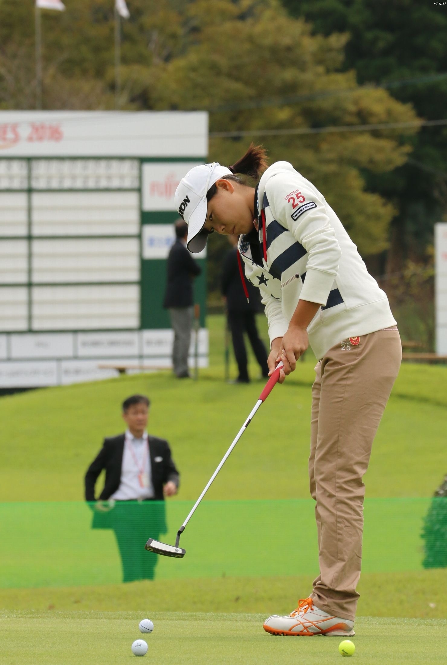 自身2勝目へ入念にパットを確かめる勝みなみ(撮影:赤澤亮丈)