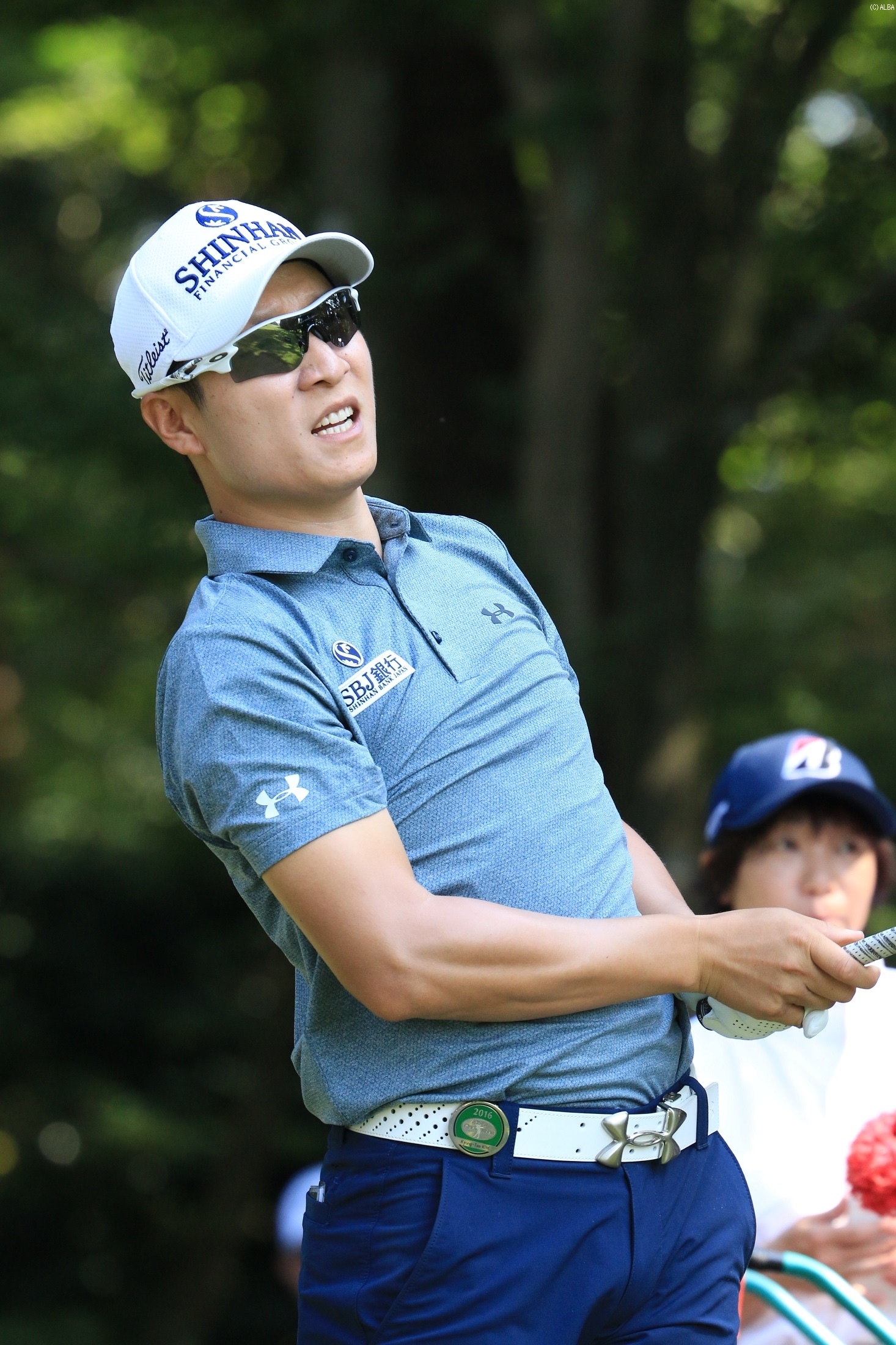5アンダーで暫定首位タイに立っているキム・キョンテ(韓国)