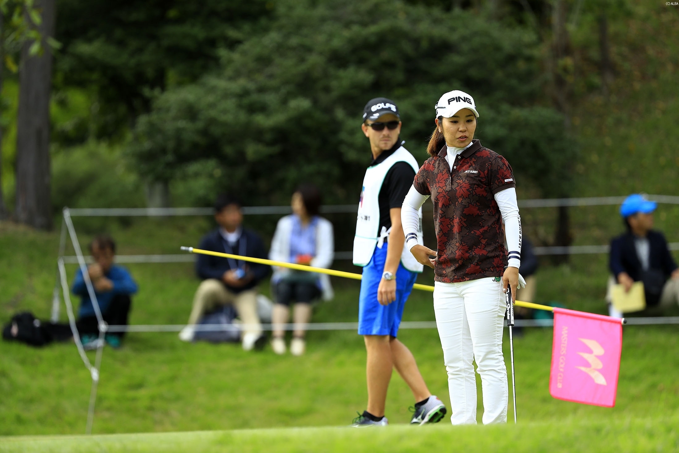 揺れを感じ、一時プレーの間を取る比嘉真美子（撮影：福田文平）