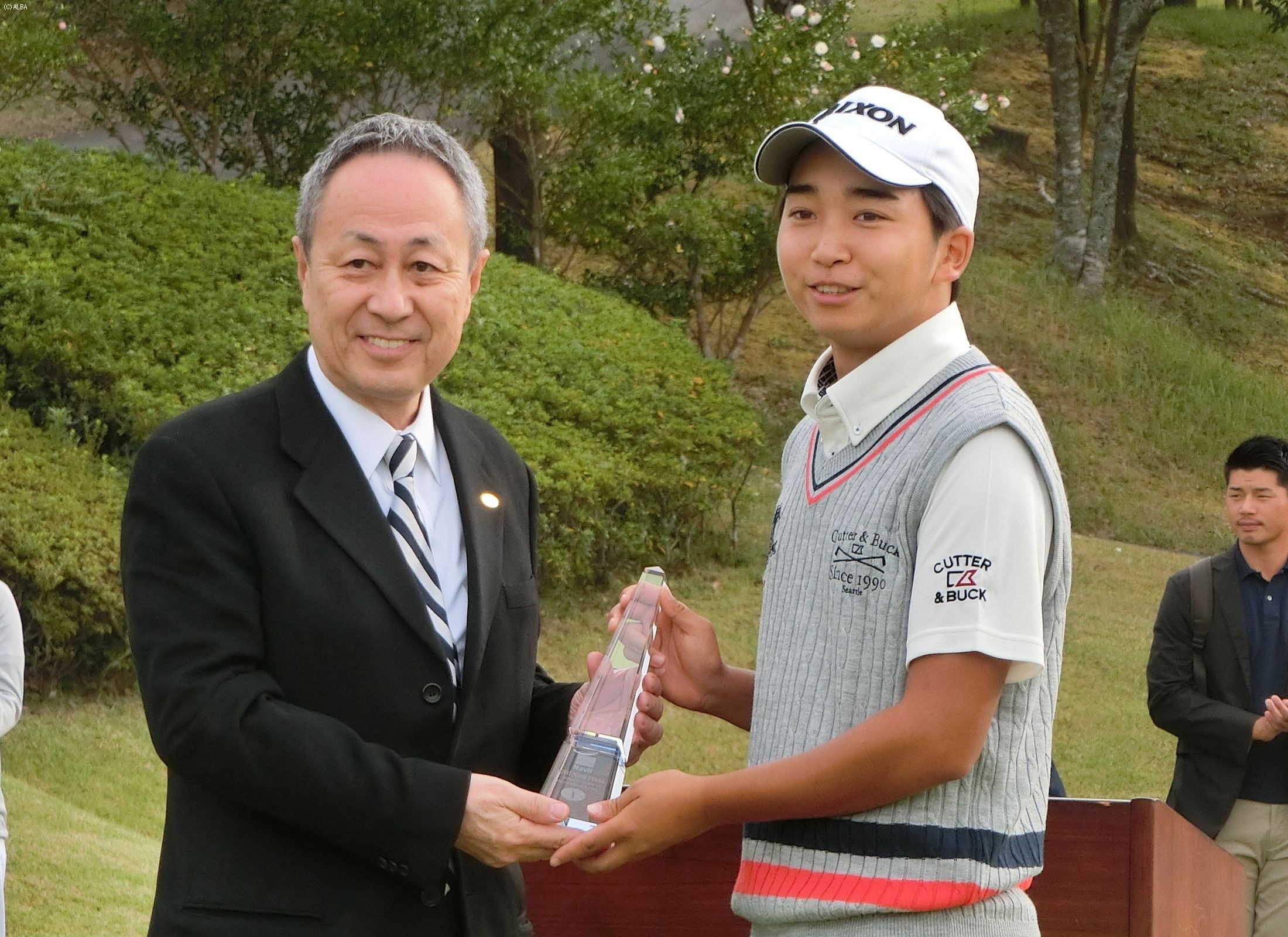 まだ19歳！優勝トロフィを受け取る小木曽喬（撮影：赤澤亮丈）