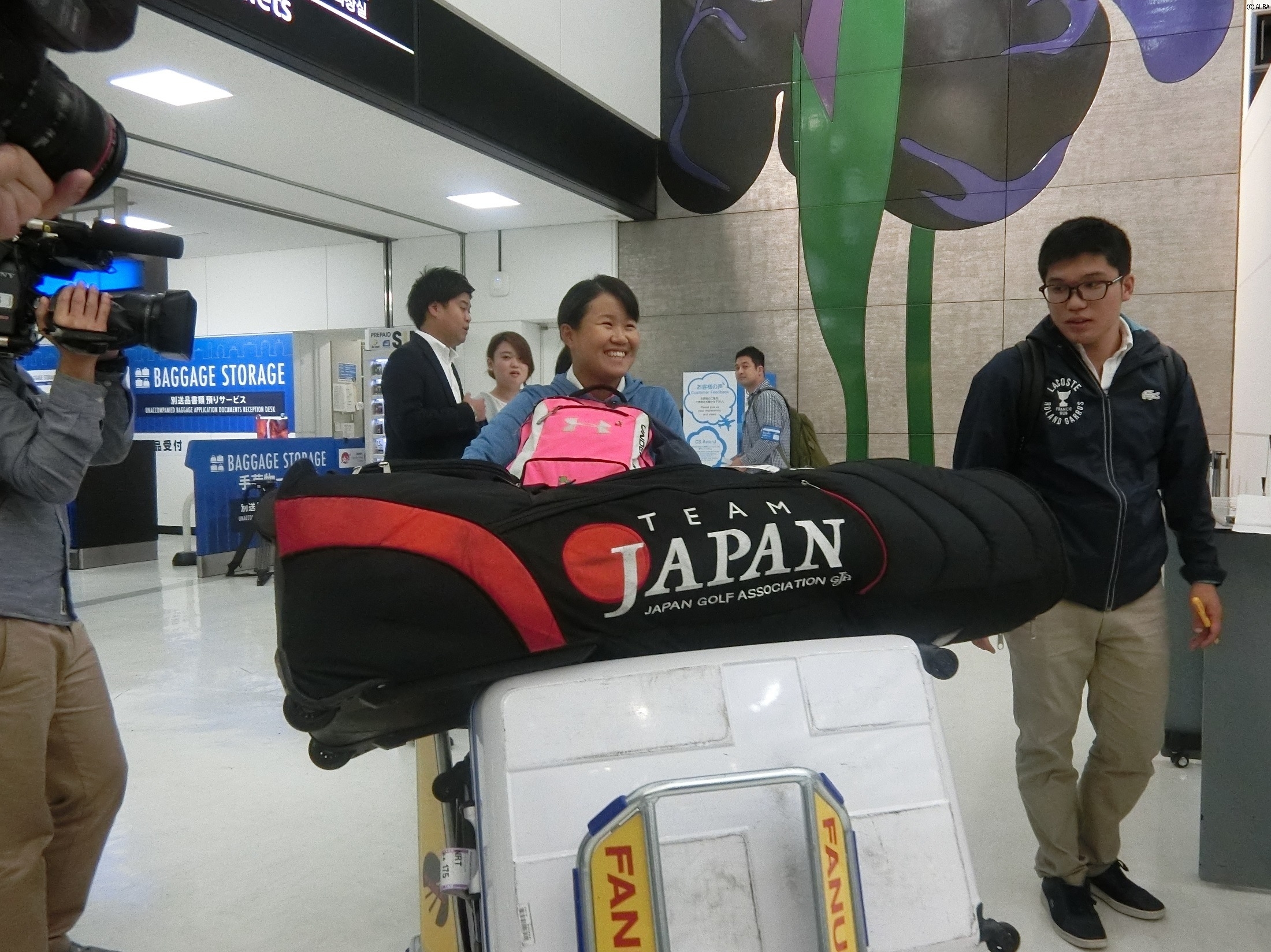 成田空港に帰国し、記者に囲まれる畑岡（撮影：標英俊）