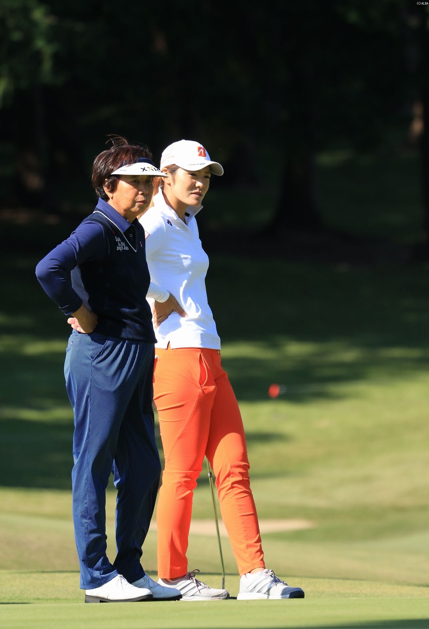 今大会の名誉会長・樋口久子(左)とプロアマ戦をラウンドした渡邉彩香（撮影：小路友博）