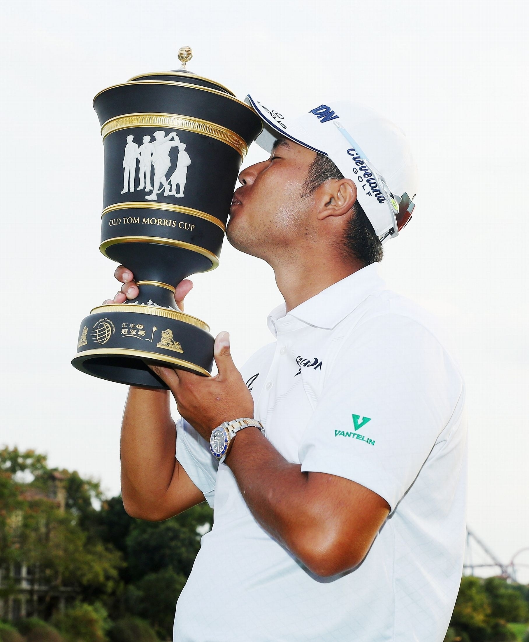 カップにキスする松山英樹 手にしたタイトルは大きい（撮影：GettyImages）