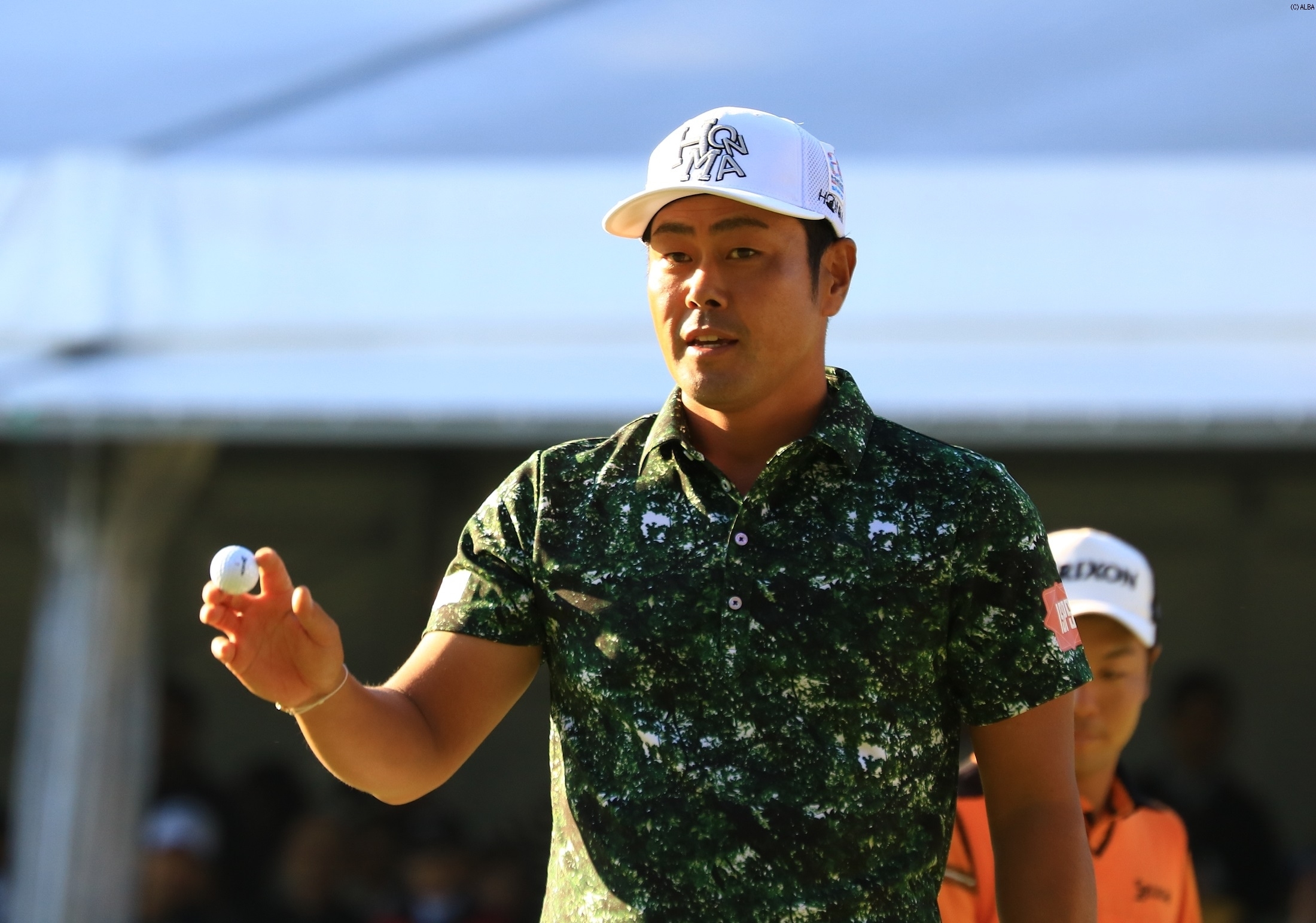 大会連覇・賞金ランク1位奪還に向け、谷原秀人が首位タイで最終日に臨む（撮影：標英俊）