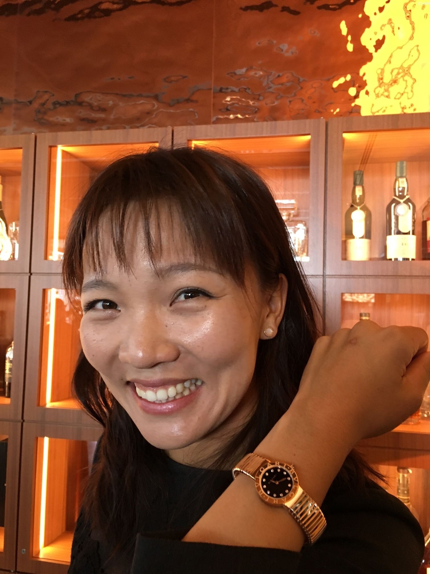 この日はピアスもブルガリ！副賞贈呈に笑顔を見せるテレサ・ルー（撮影：ALBA）