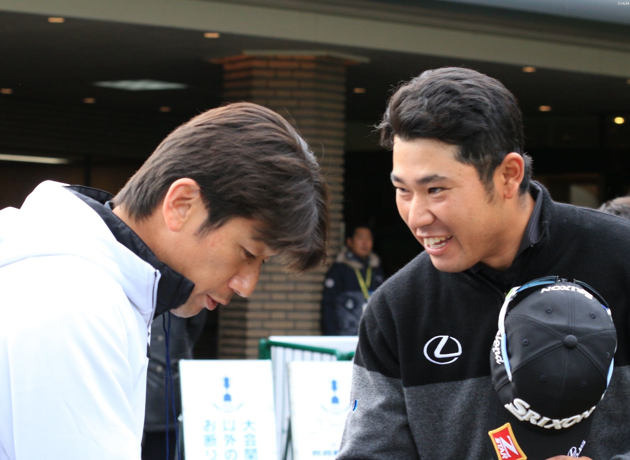 スタート前に元横浜DeNAベイスターズの三浦大輔氏とあいさつする松山（撮影：標英俊）