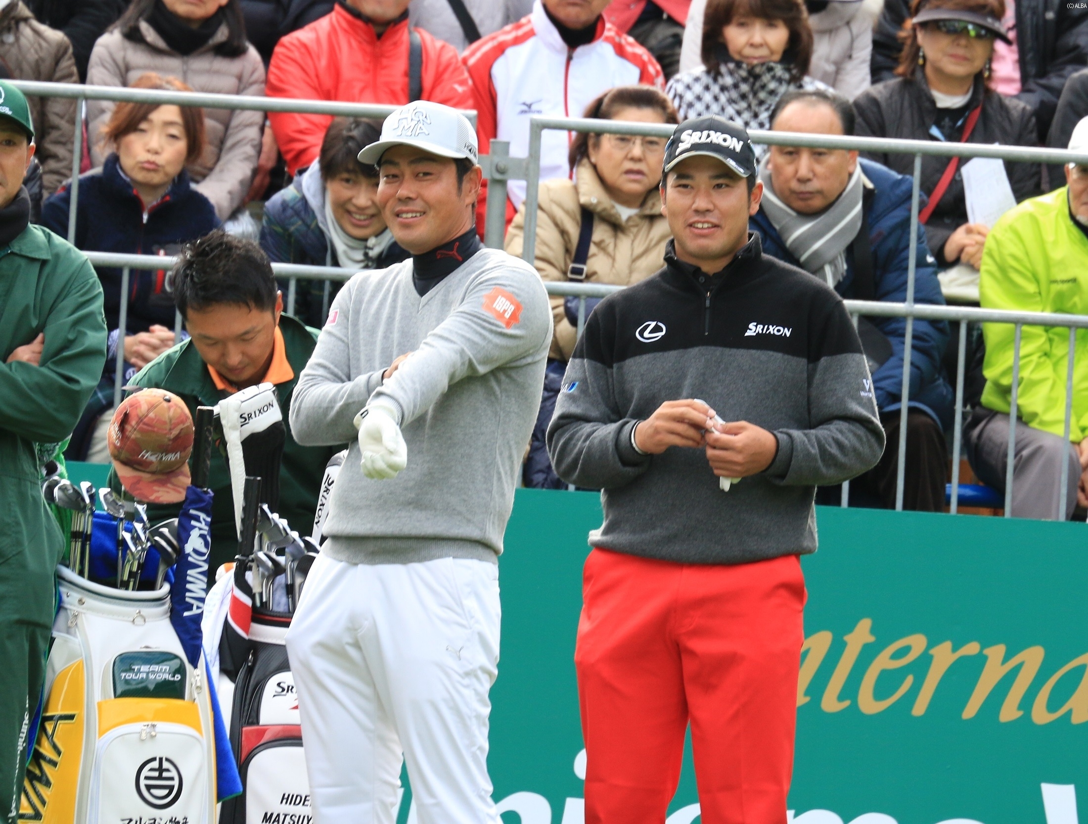 同組の谷原秀人と談笑する首位タイの松山英樹（撮影：標英俊）