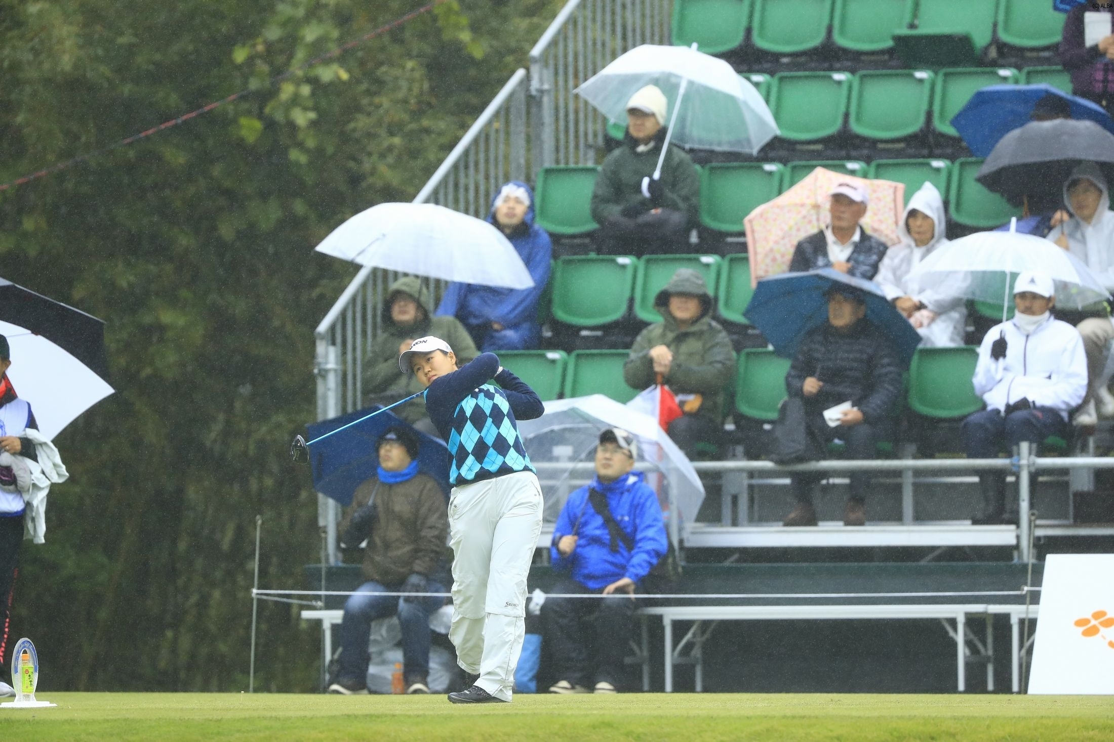 雨が降り続ける中、ティショットを放つ畑岡奈紗（撮影：福田文平）