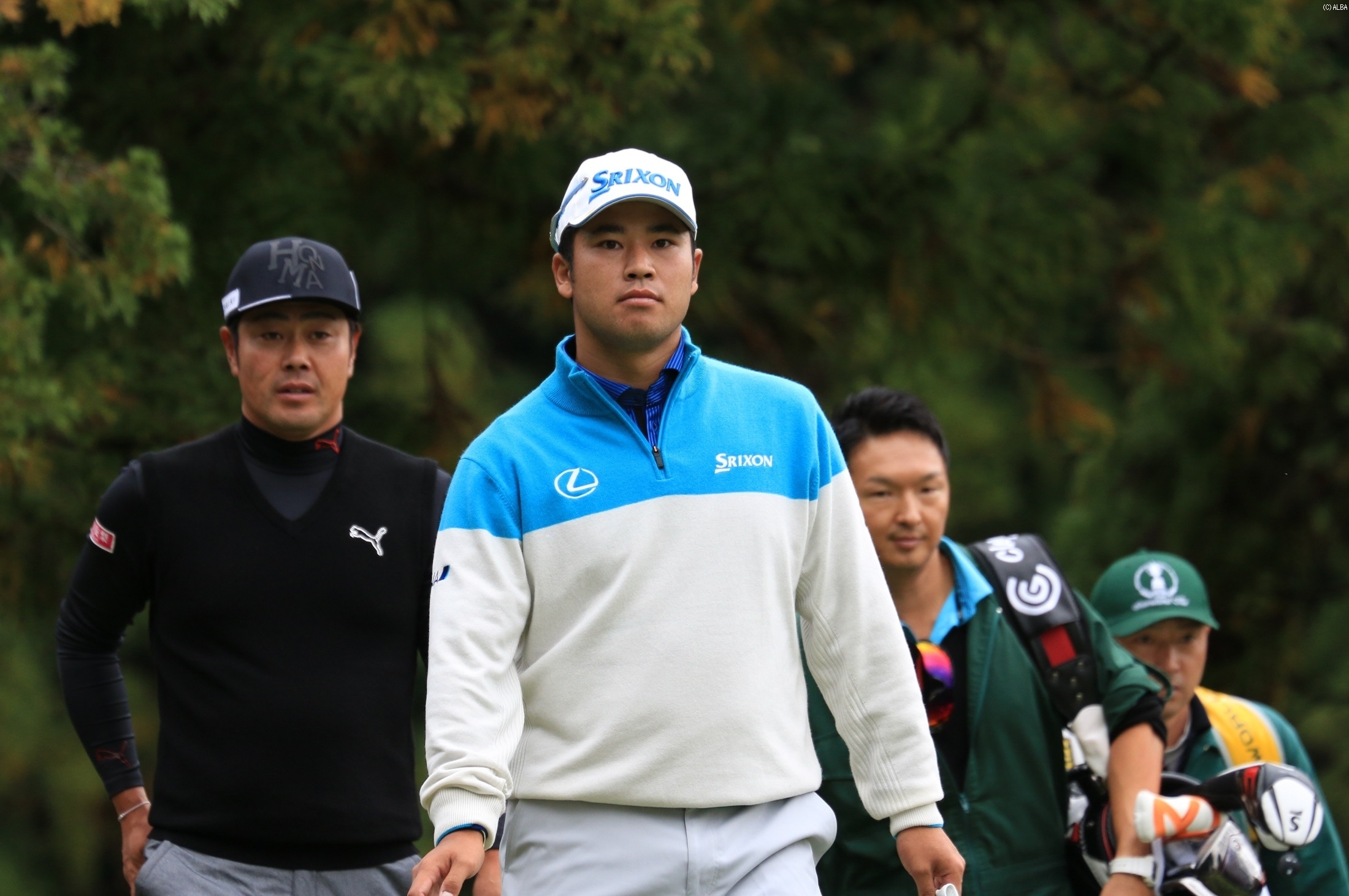 首位タイでハーフターンした松山英樹 左は谷原秀人（撮影：標英俊）